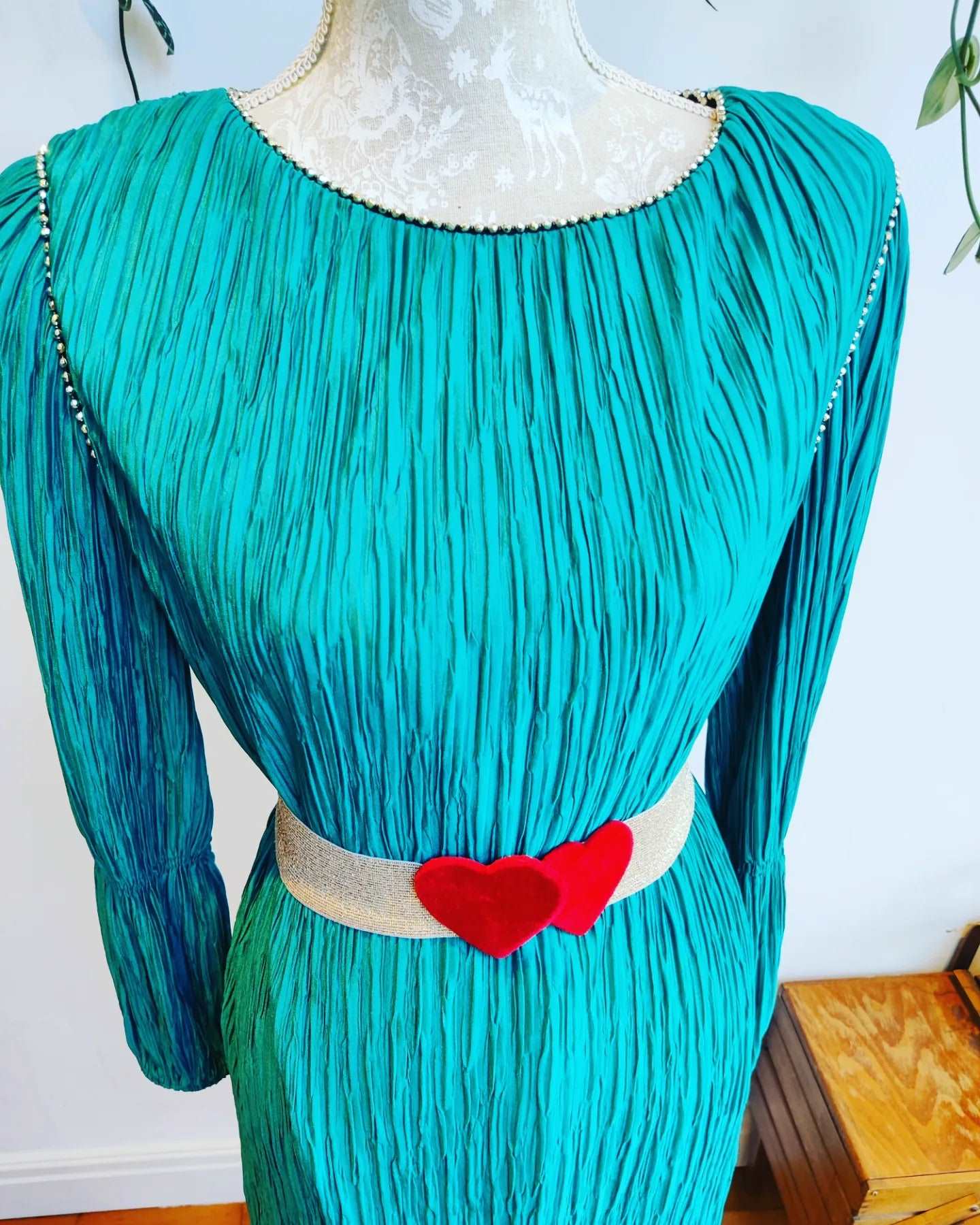 Green 1980s crinkle pleat tiered dress. Size 12.