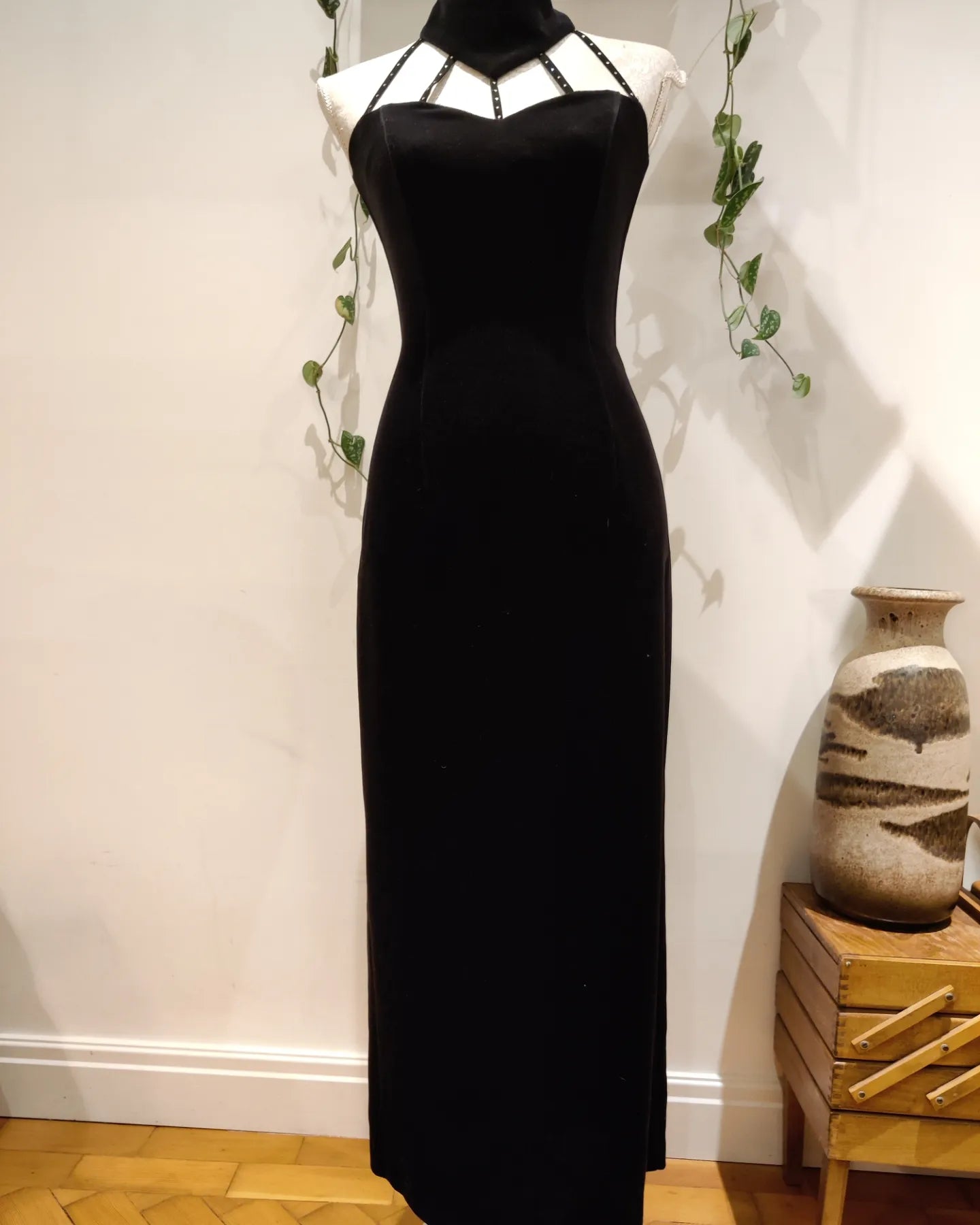 Figure hugging black vintage dress. small.