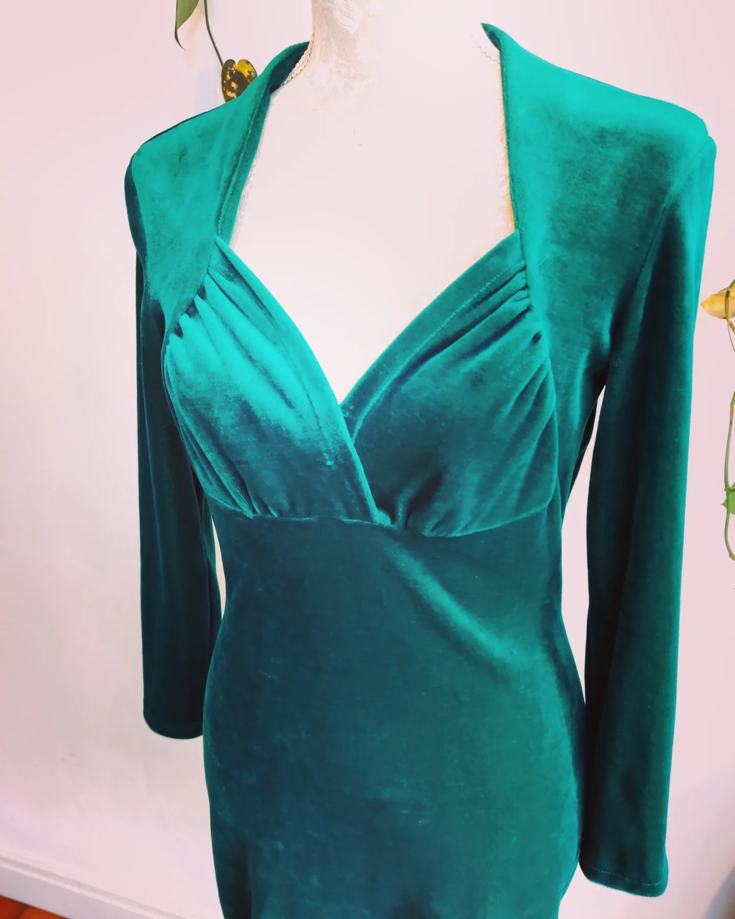 1980s green velvet bodycon dress. Size 10
