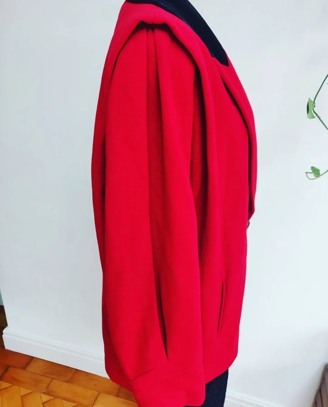 Red vintage plus size wool winter coat. Black velvet collar. Size 22-24 -26.