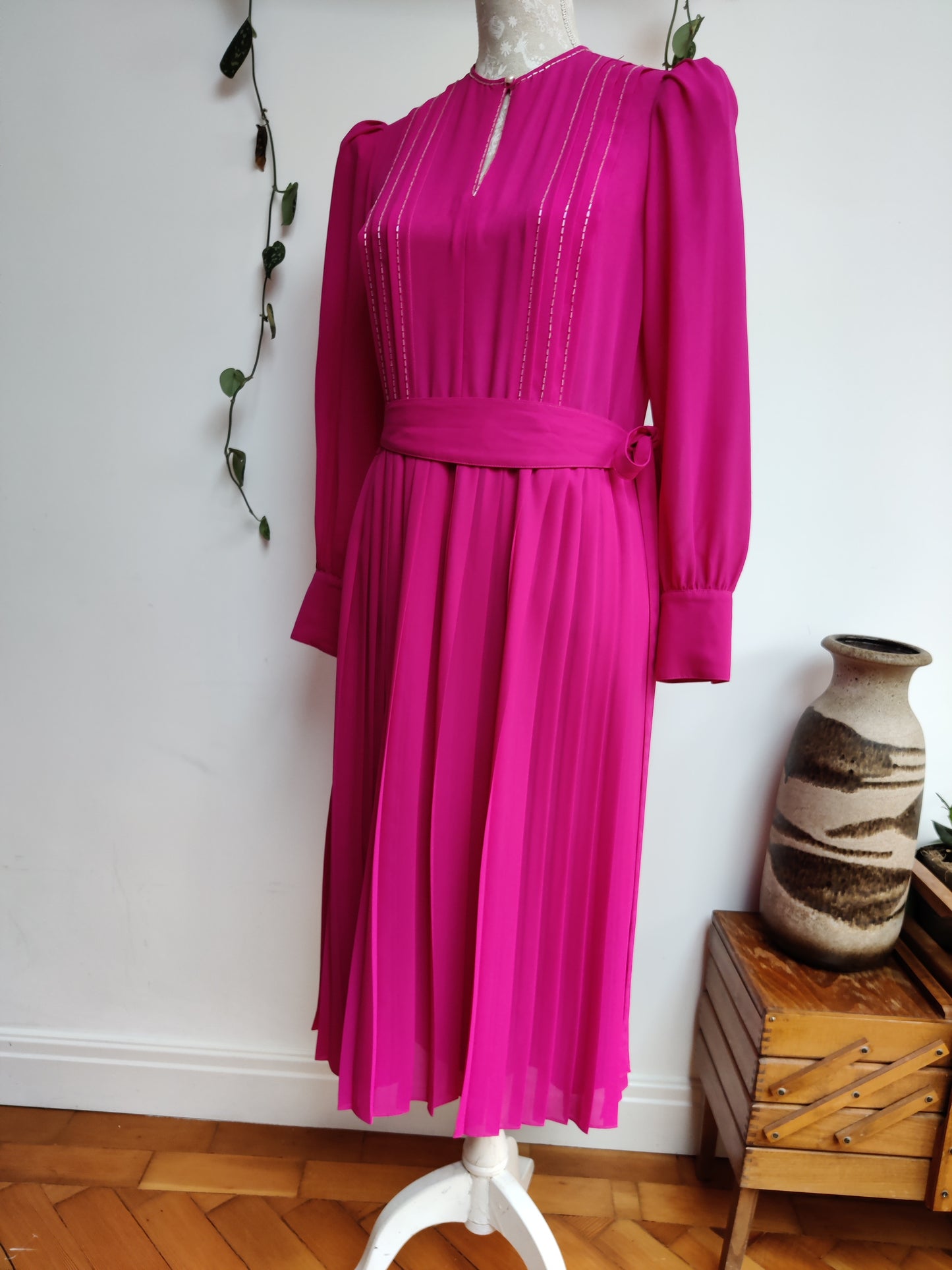 Stunning vintage 80s pink pleated dress with bead detail and belt. Size 10-12.
