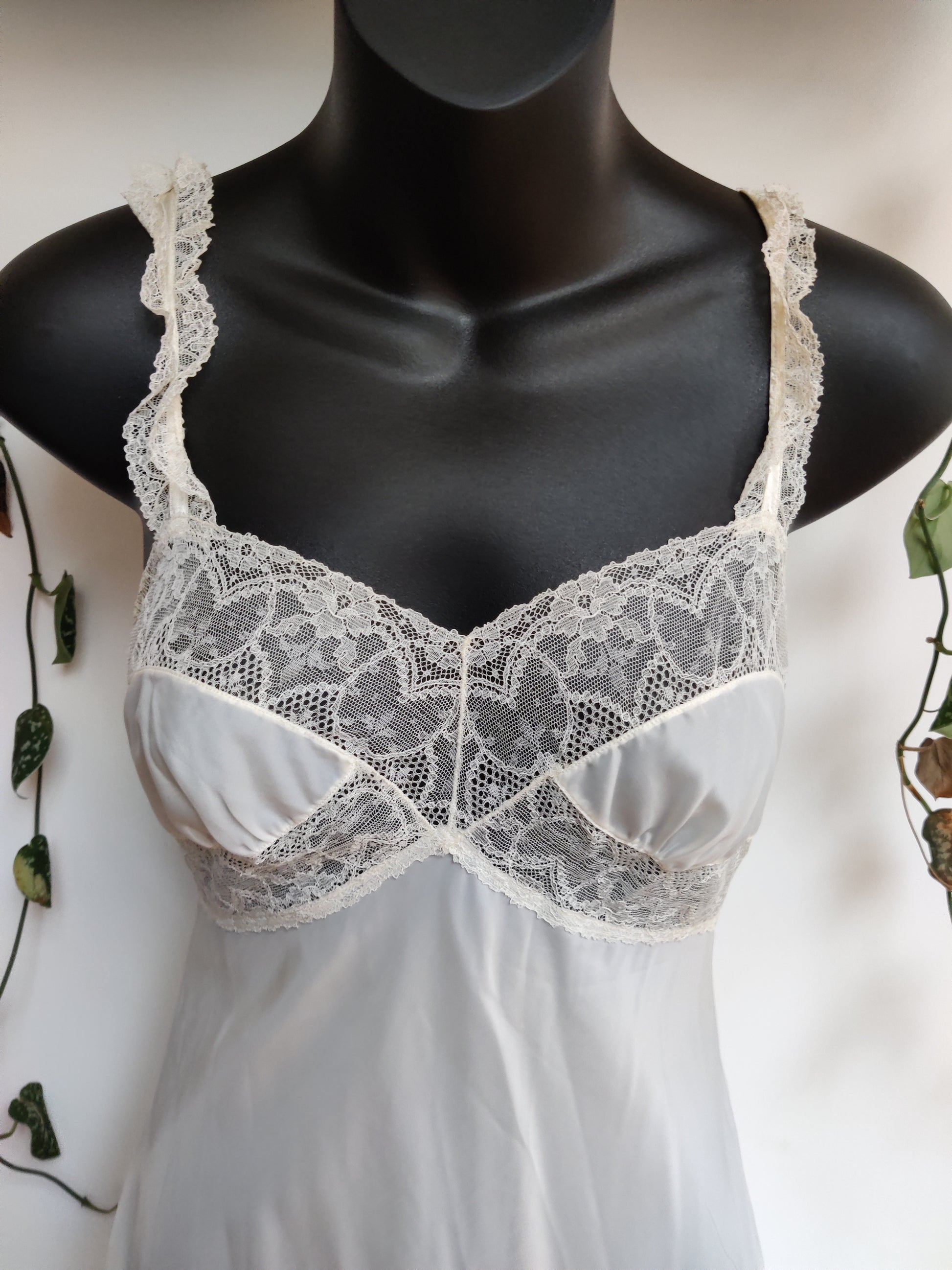 Beautiful ivory vintage slip. size 8.