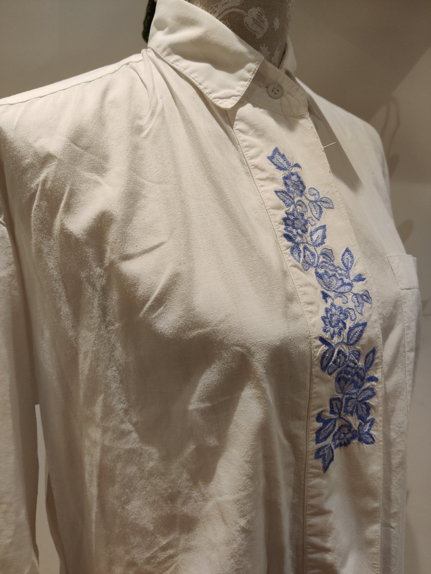 Stunning white blouse with blue embroidery. Size 18