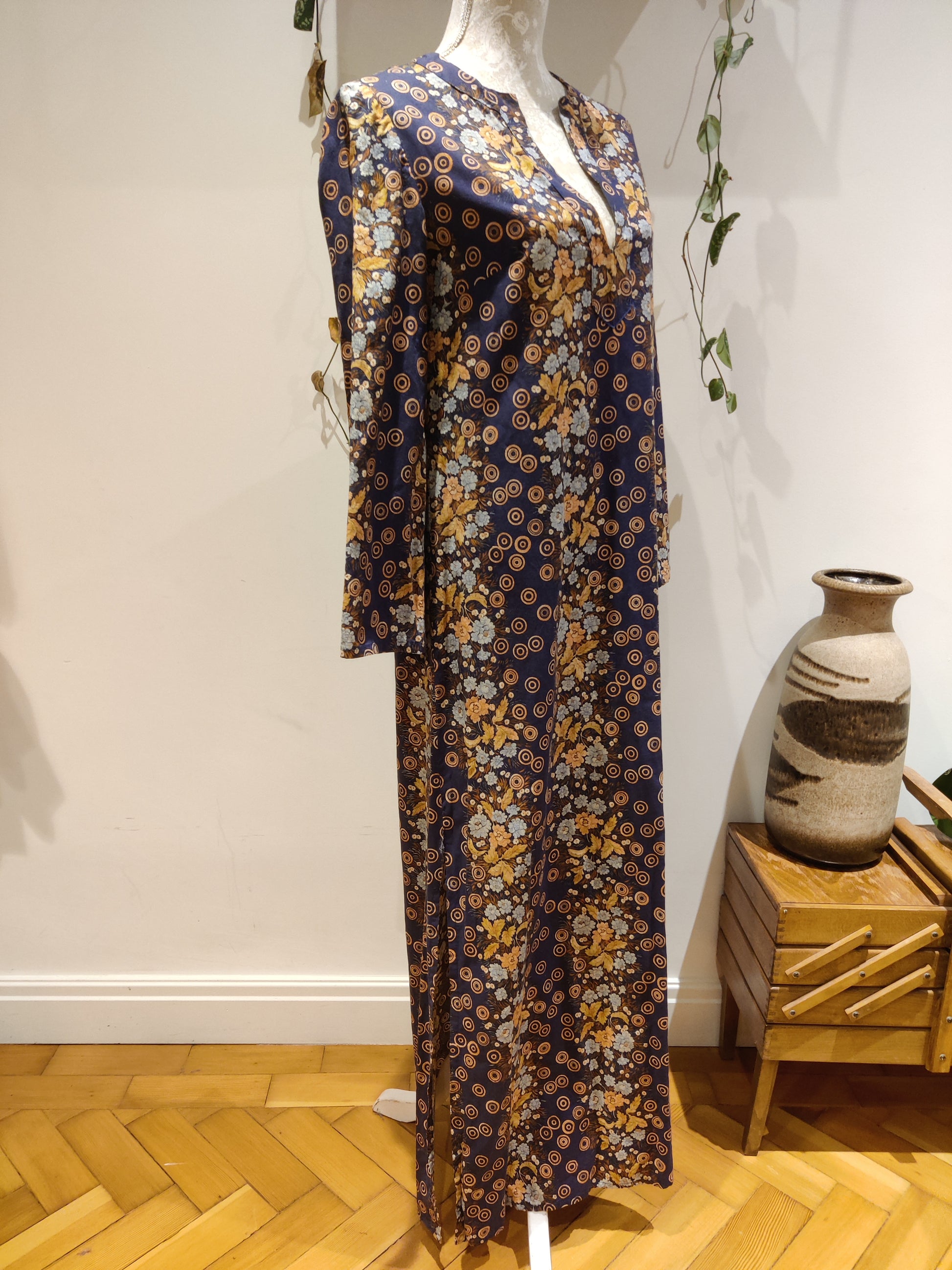 Beautiful vintage kaftan with bell sleeves size 12