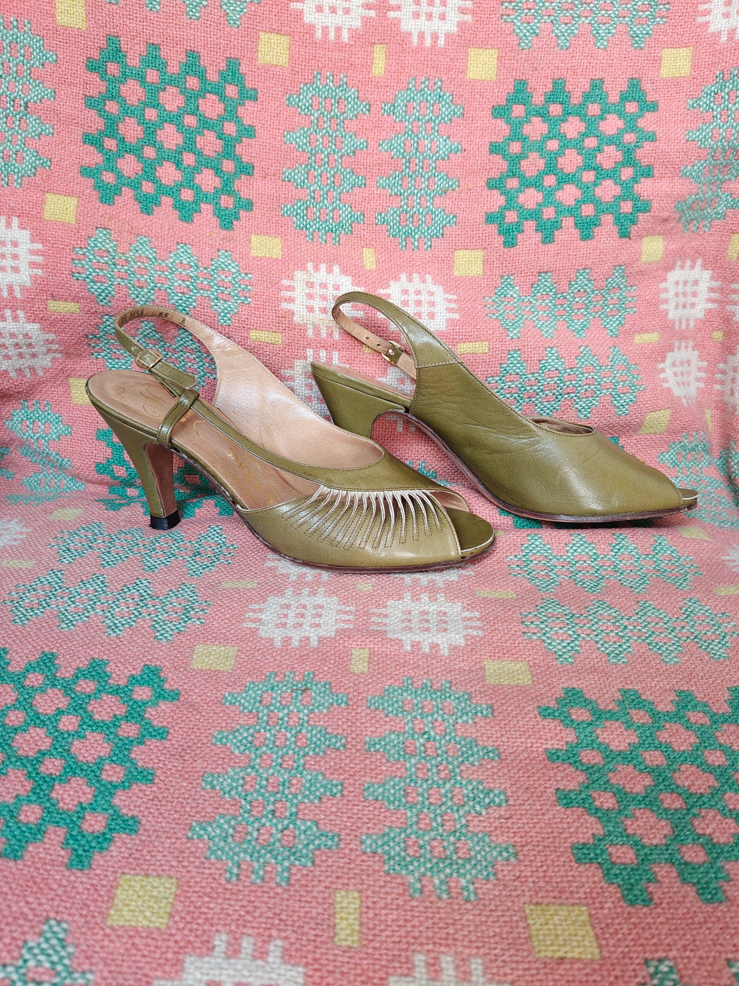 1950's shoes with twisted detail