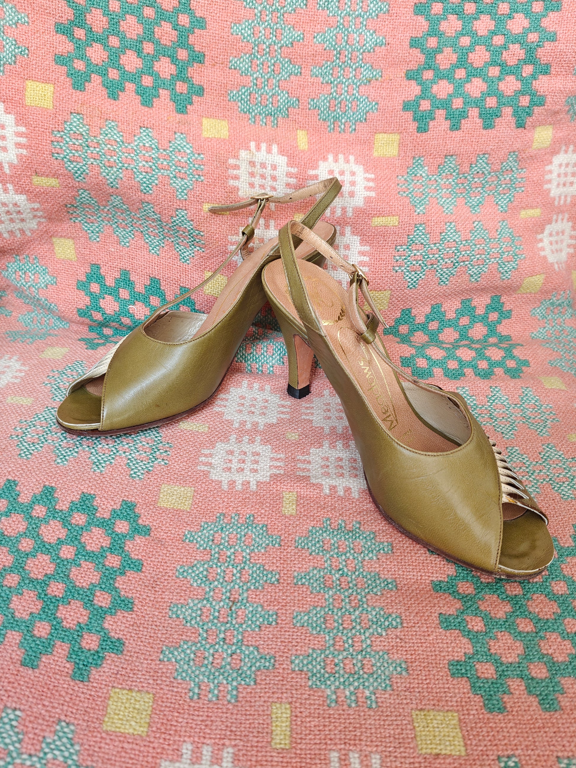 50's peep toe heeled shoes