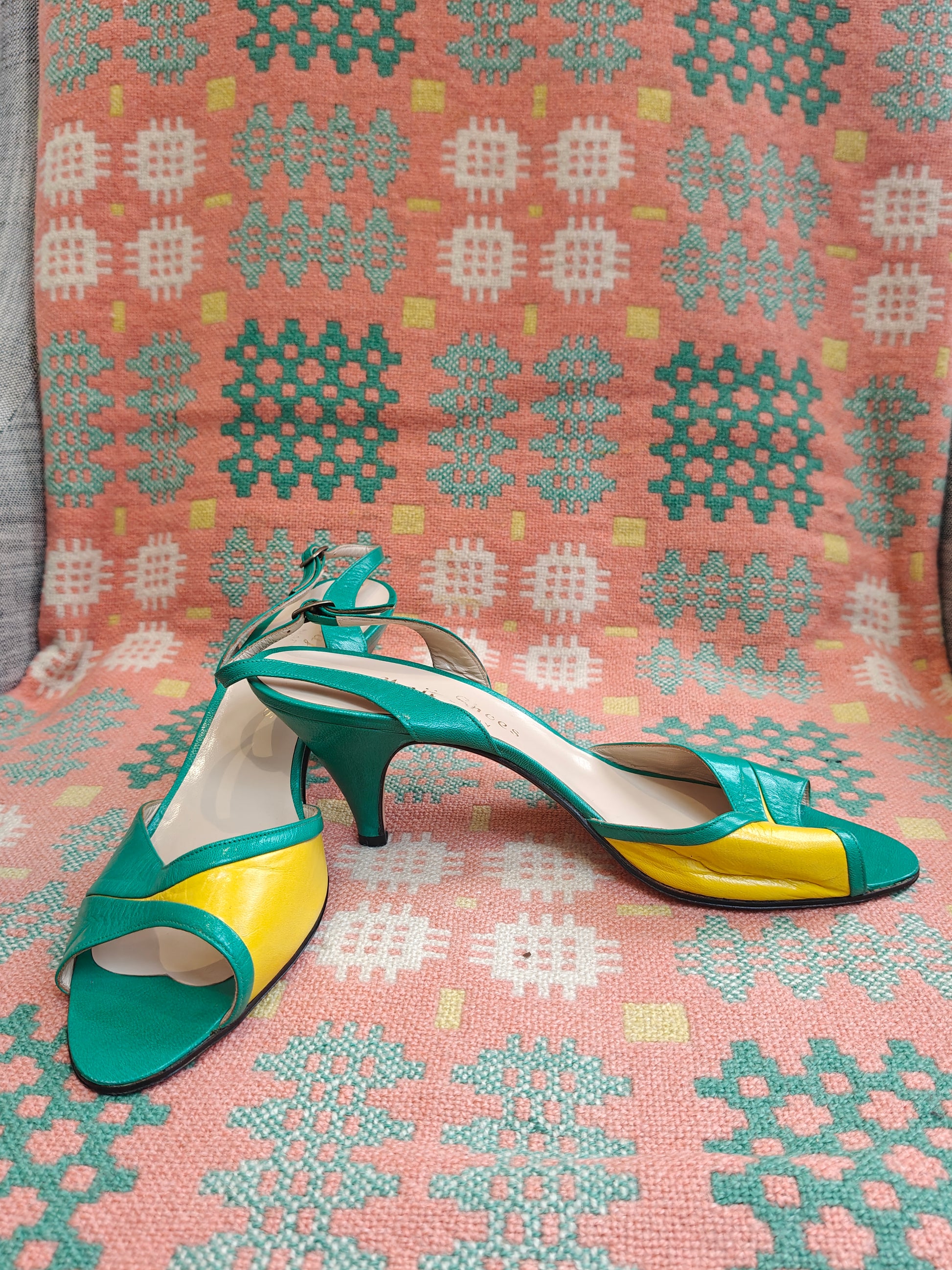 70's vintage slingback shoes in green and yellow
