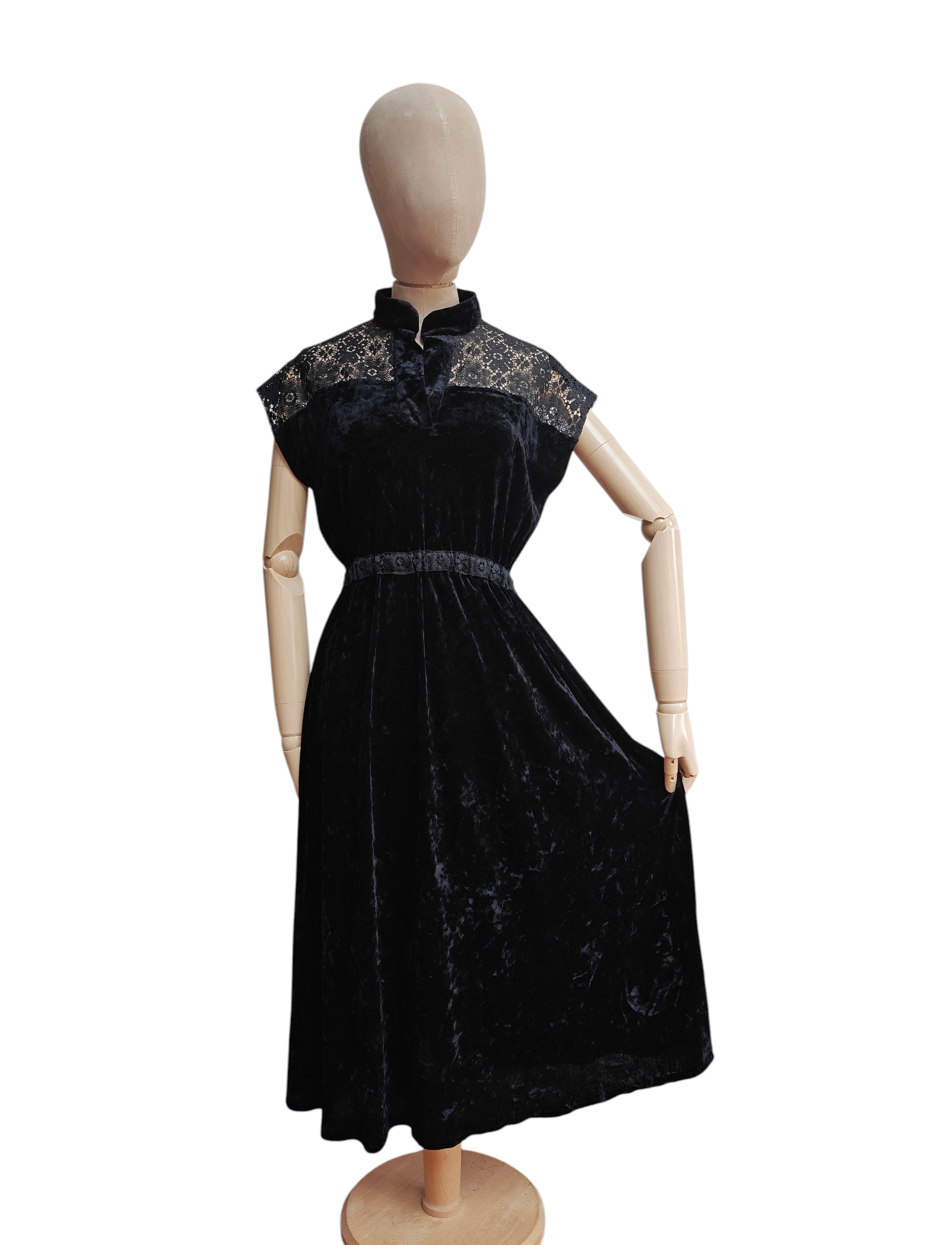 Beautiful 1930's black velvet dress