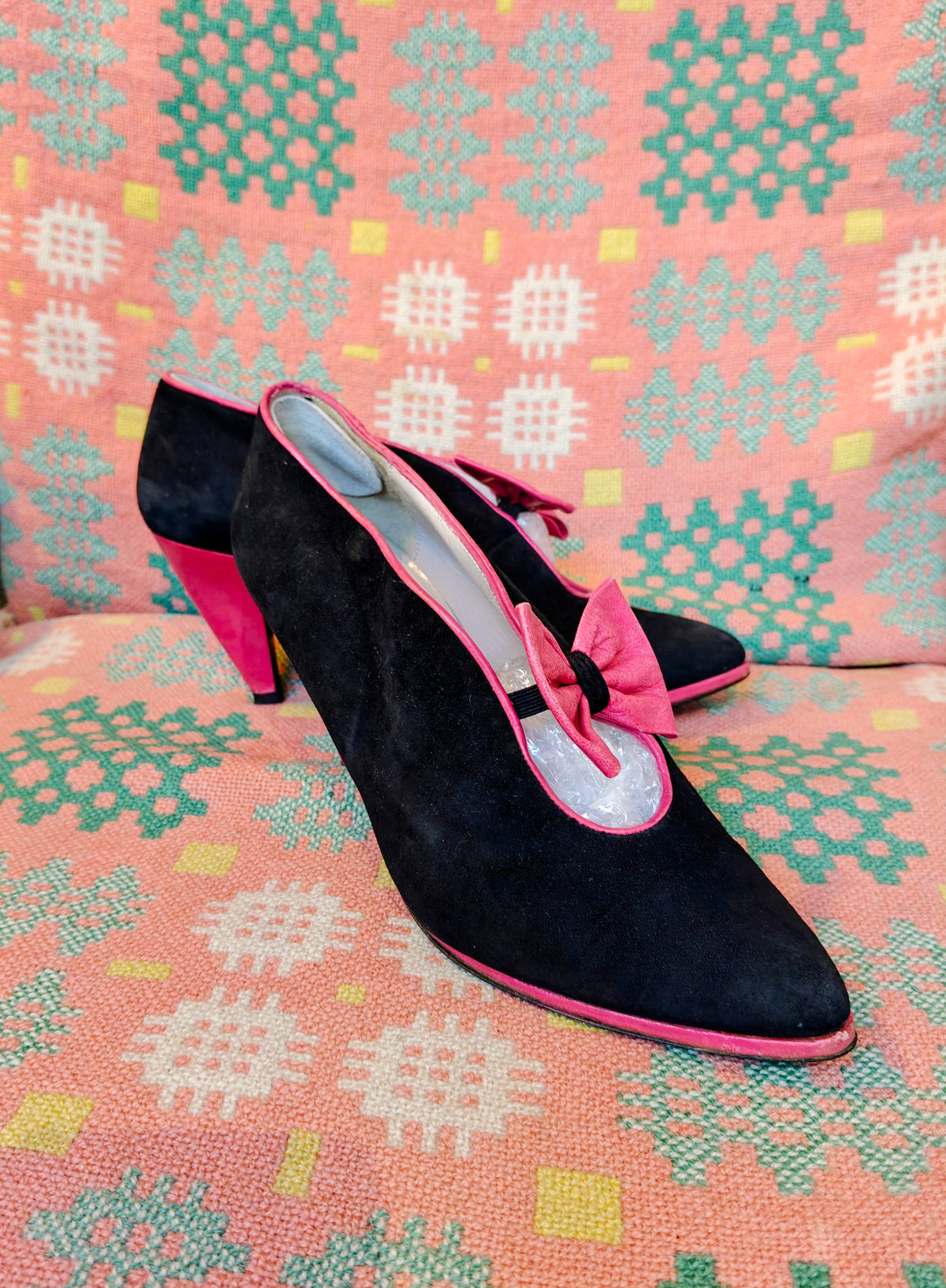 Black suede ladies 80s shoes with pink heel and bow