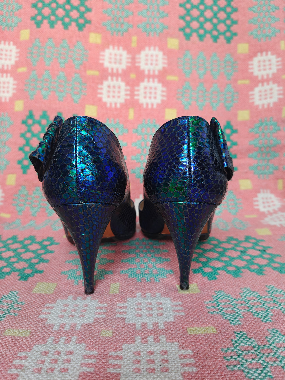 Glamourous vintage heels with bow on side