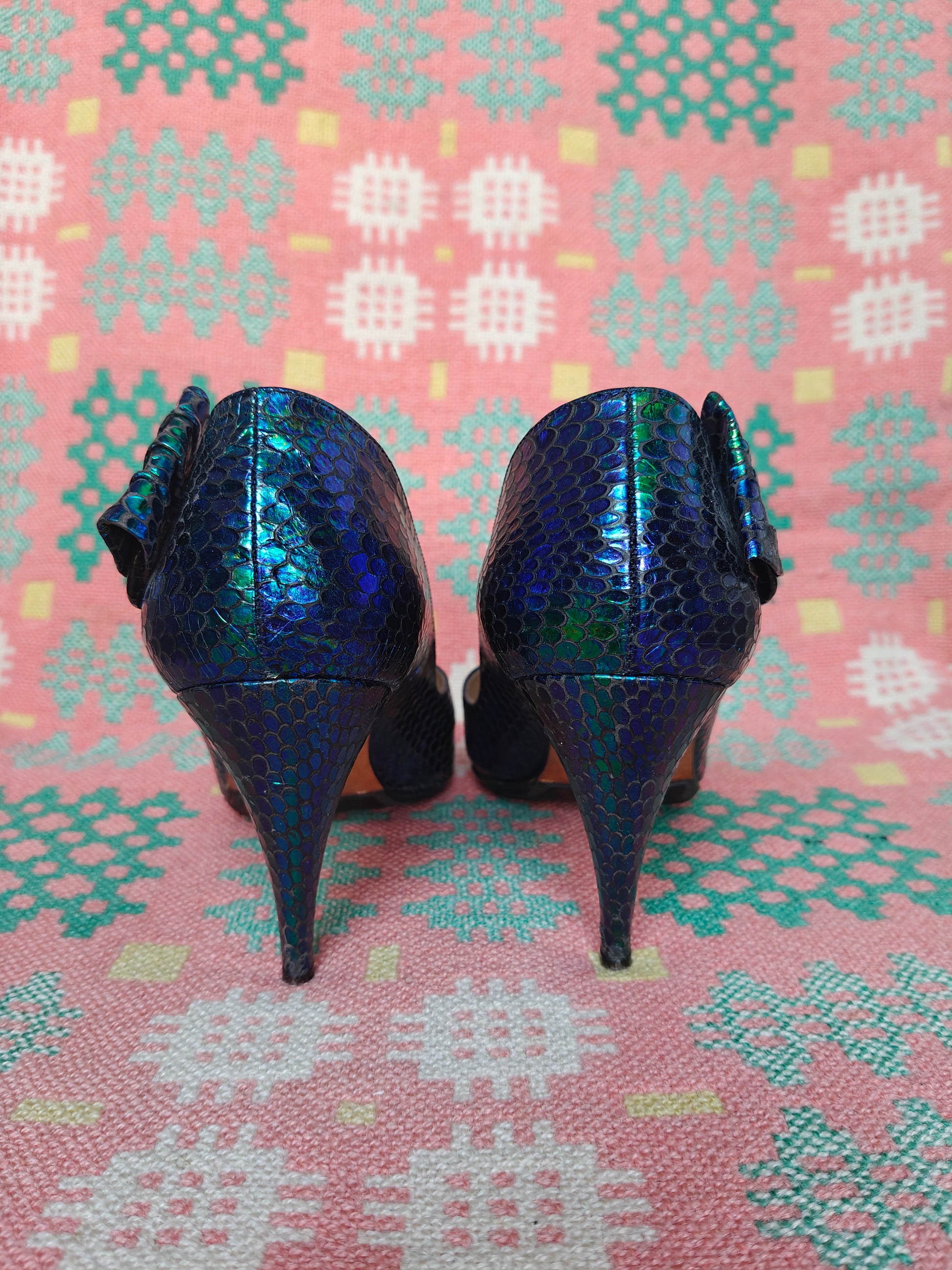 Glamourous vintage heels with bow on side