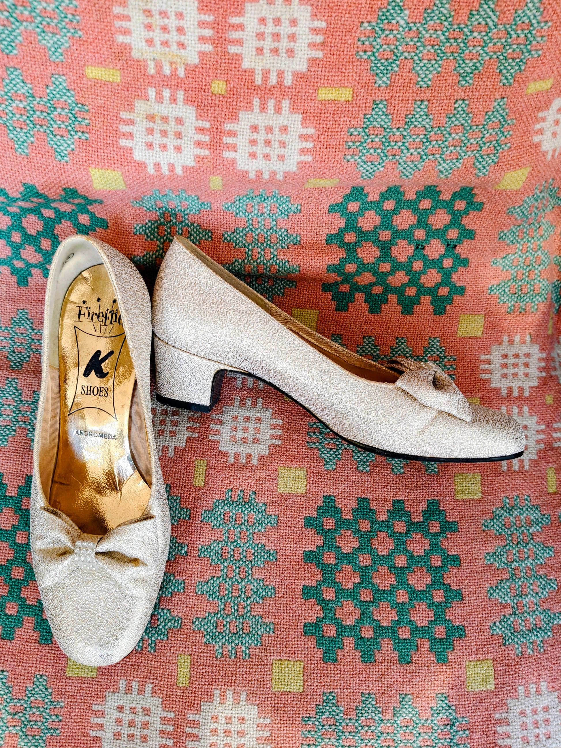 Gold glitter vintage shoes with bow