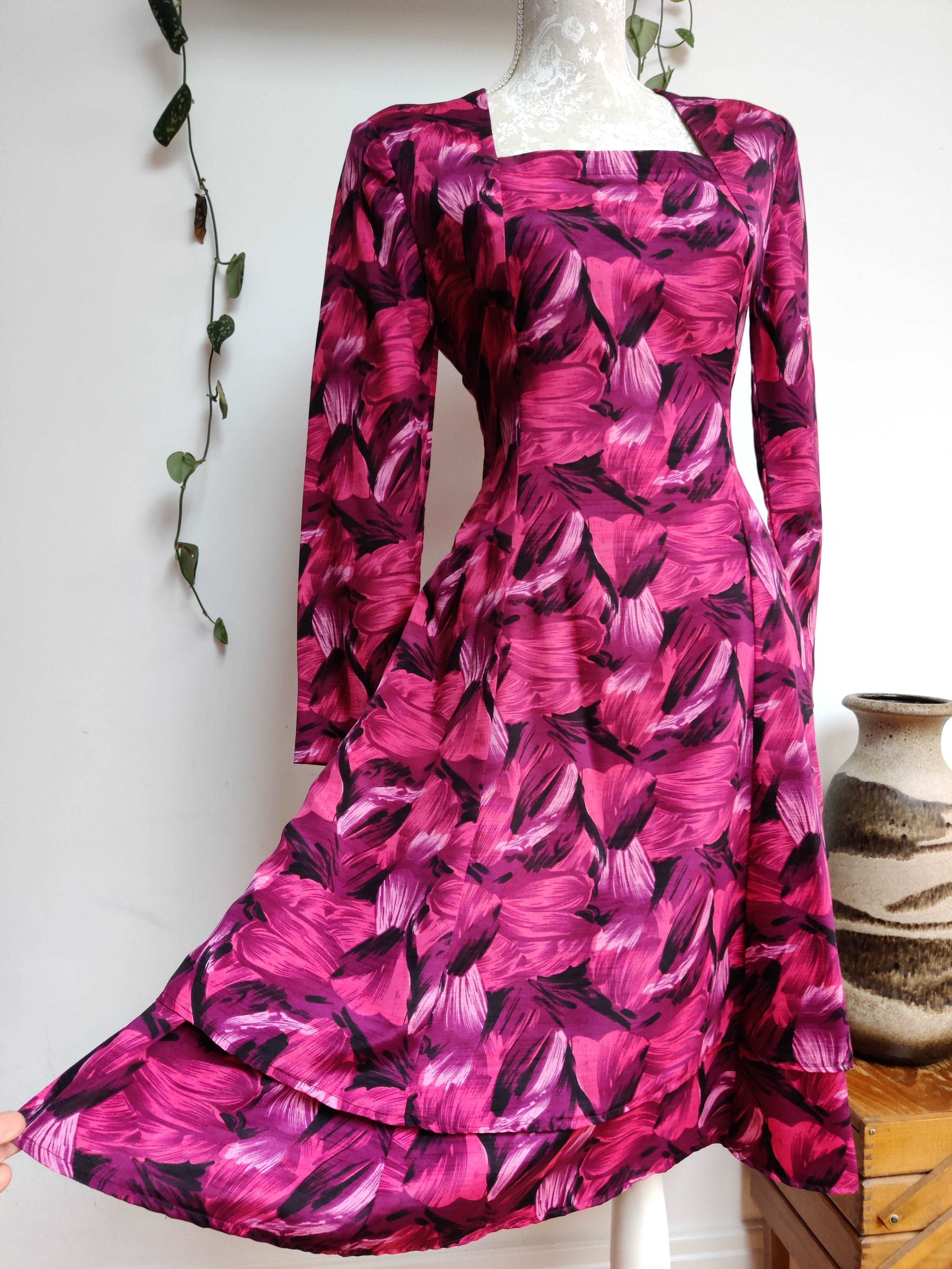 Beautiful 60s floral dress in vibrant pink. Size 12.