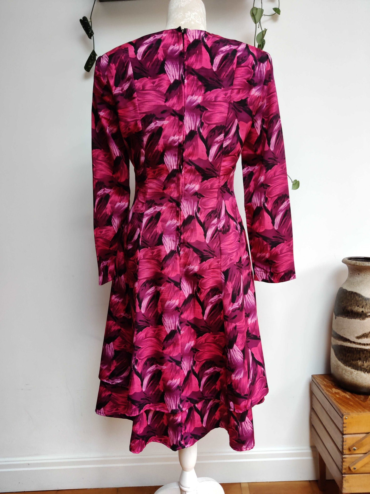 Beautiful 60s floral dress in vibrant pink. Size 12.
