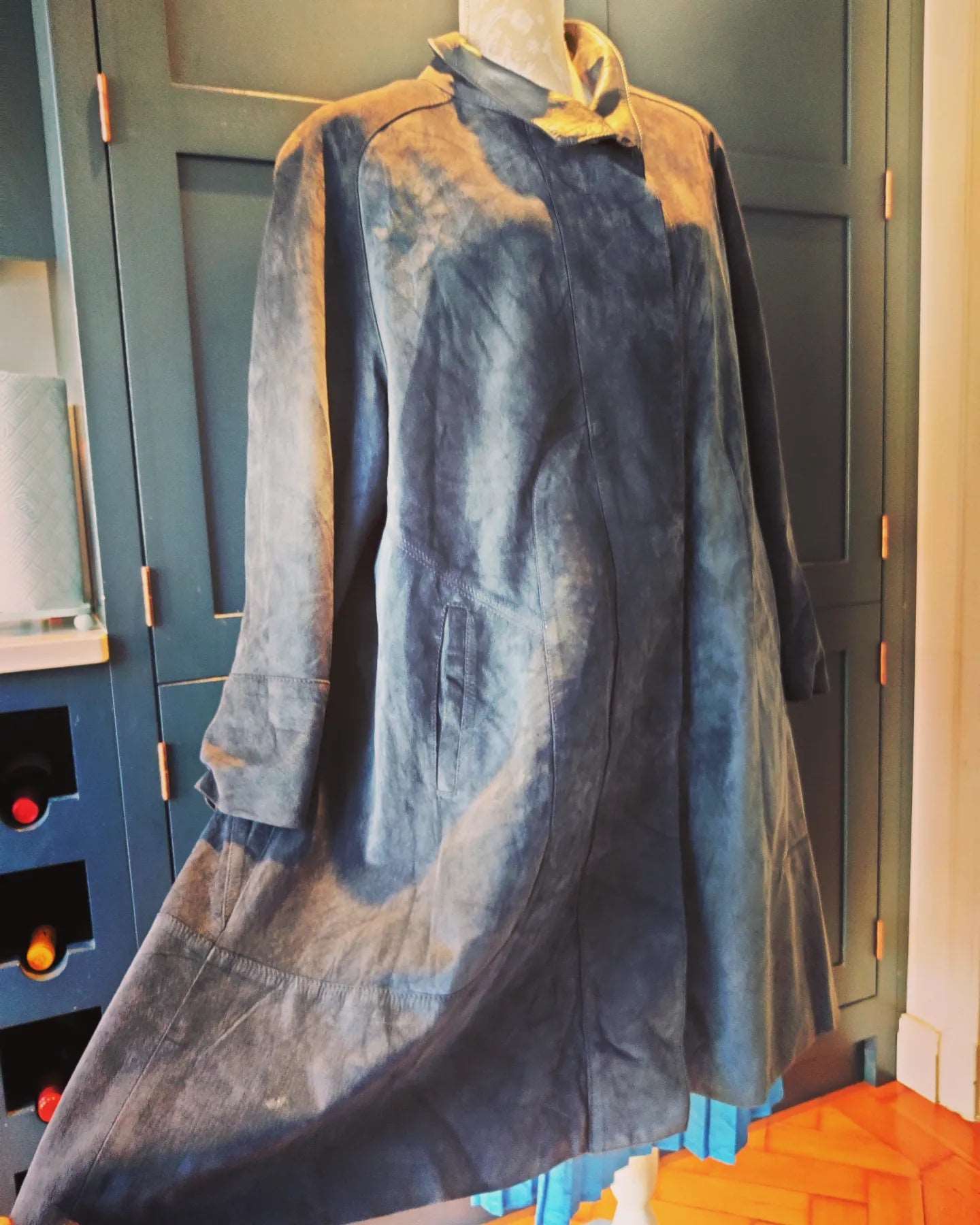 Beautiful vintage suede sing coat in navy. Size 16-22.