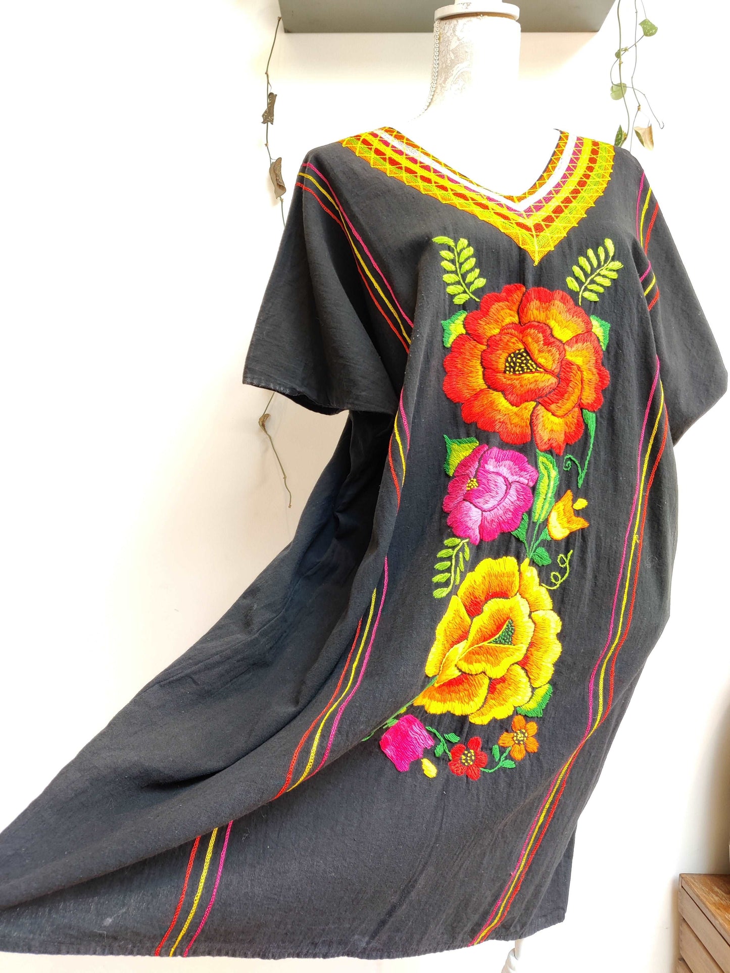 Vintage embroidered kaftan size 16