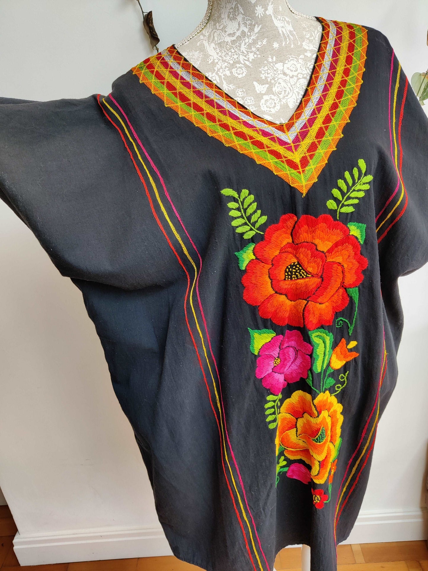 plus size vintage kaftan with beautiful bright flower detail.