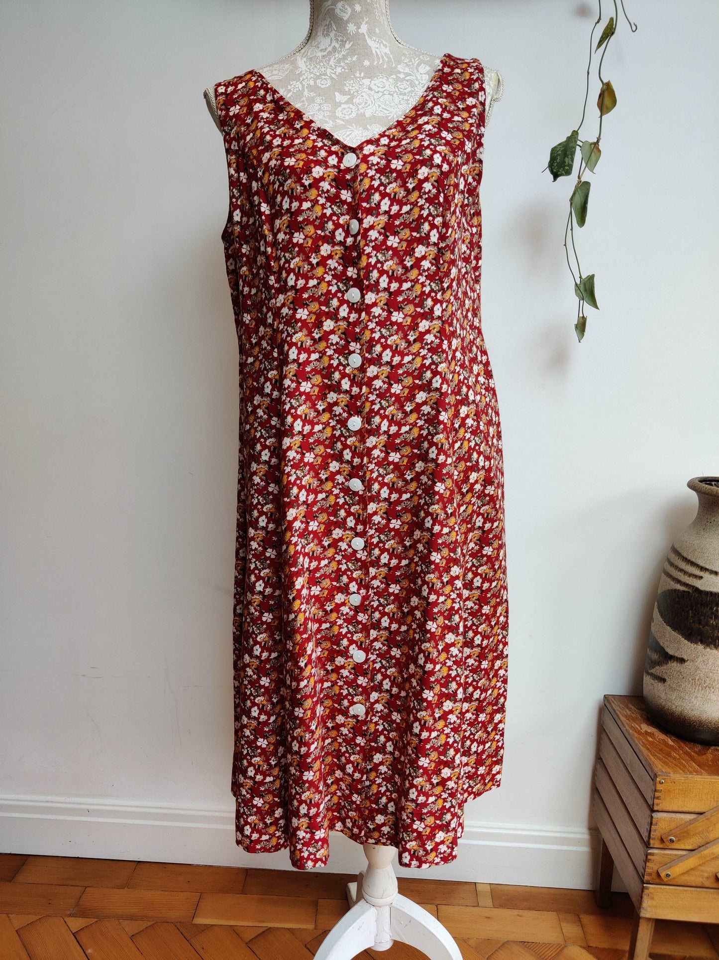 Beautiful vintage ditsy print floral dress. Size 16