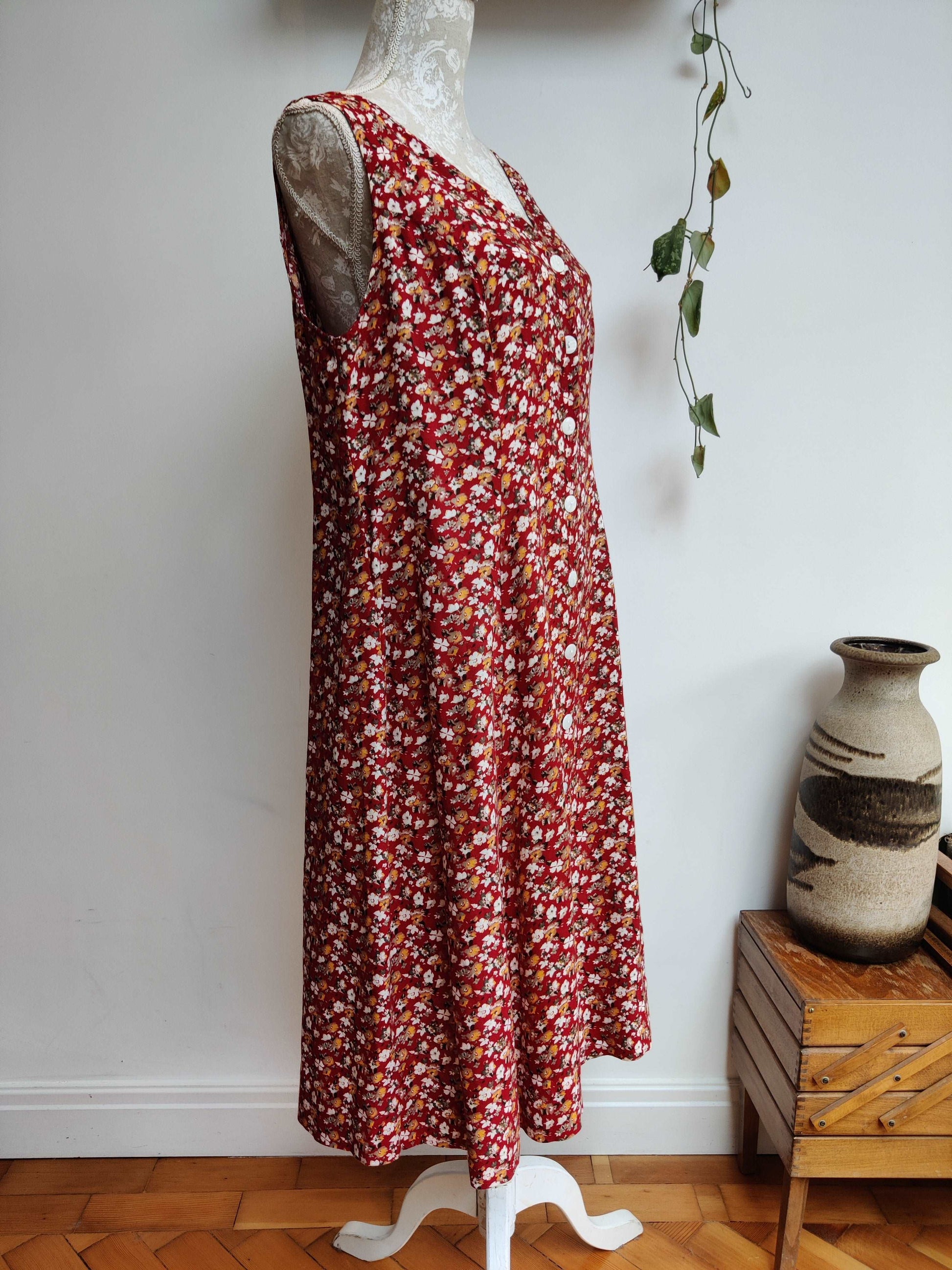 Beautiful vintage ditsy print floral dress. Size 16