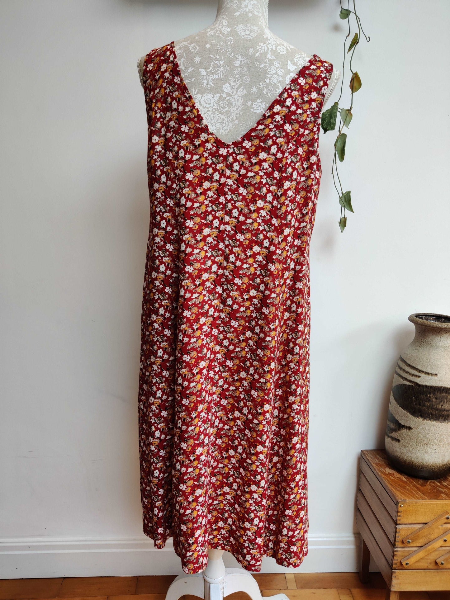 Beautiful vintage ditsy print floral dress. Size 16