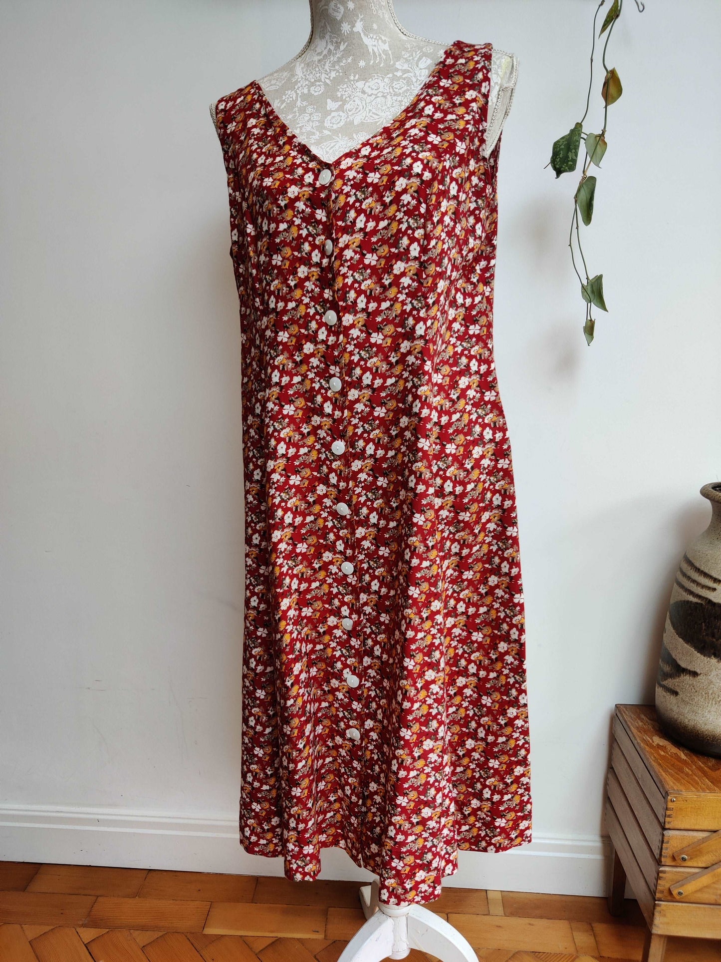 Beautiful vintage ditsy print floral dress. Size 16