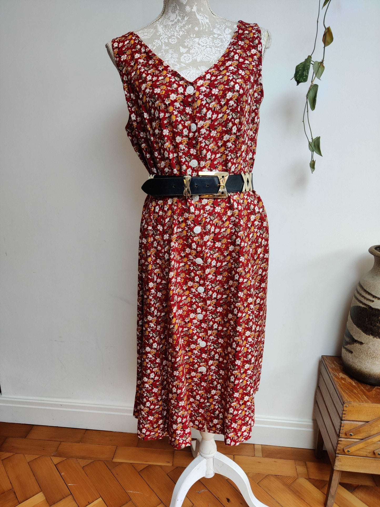 Beautiful vintage ditsy print floral dress. Size 16