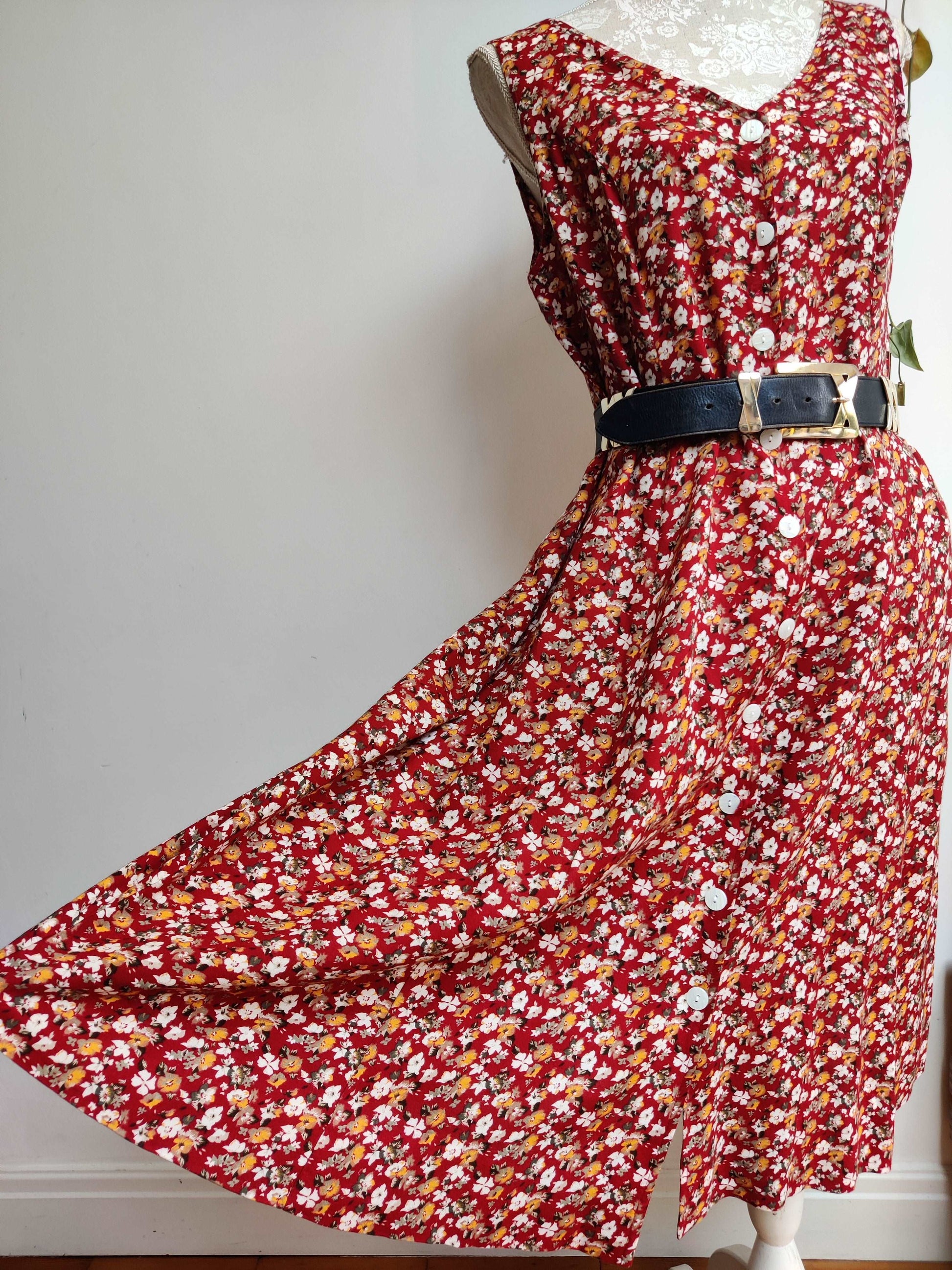 Beautiful vintage ditsy print floral dress. Size 16