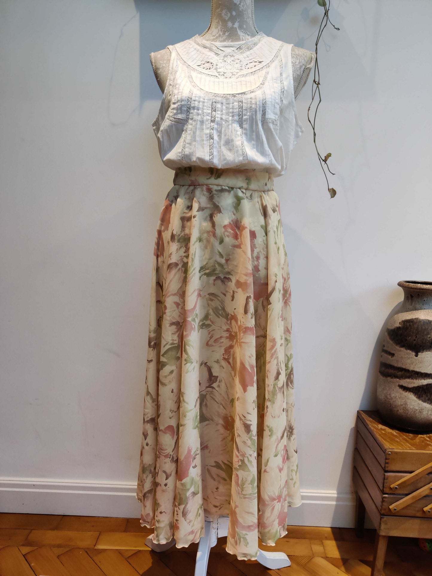 Stunning summer floral skirt in floral design. size 12-14.