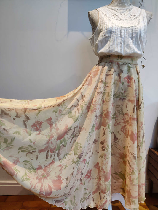 A truely stunning vintage circle skirt in floral print.