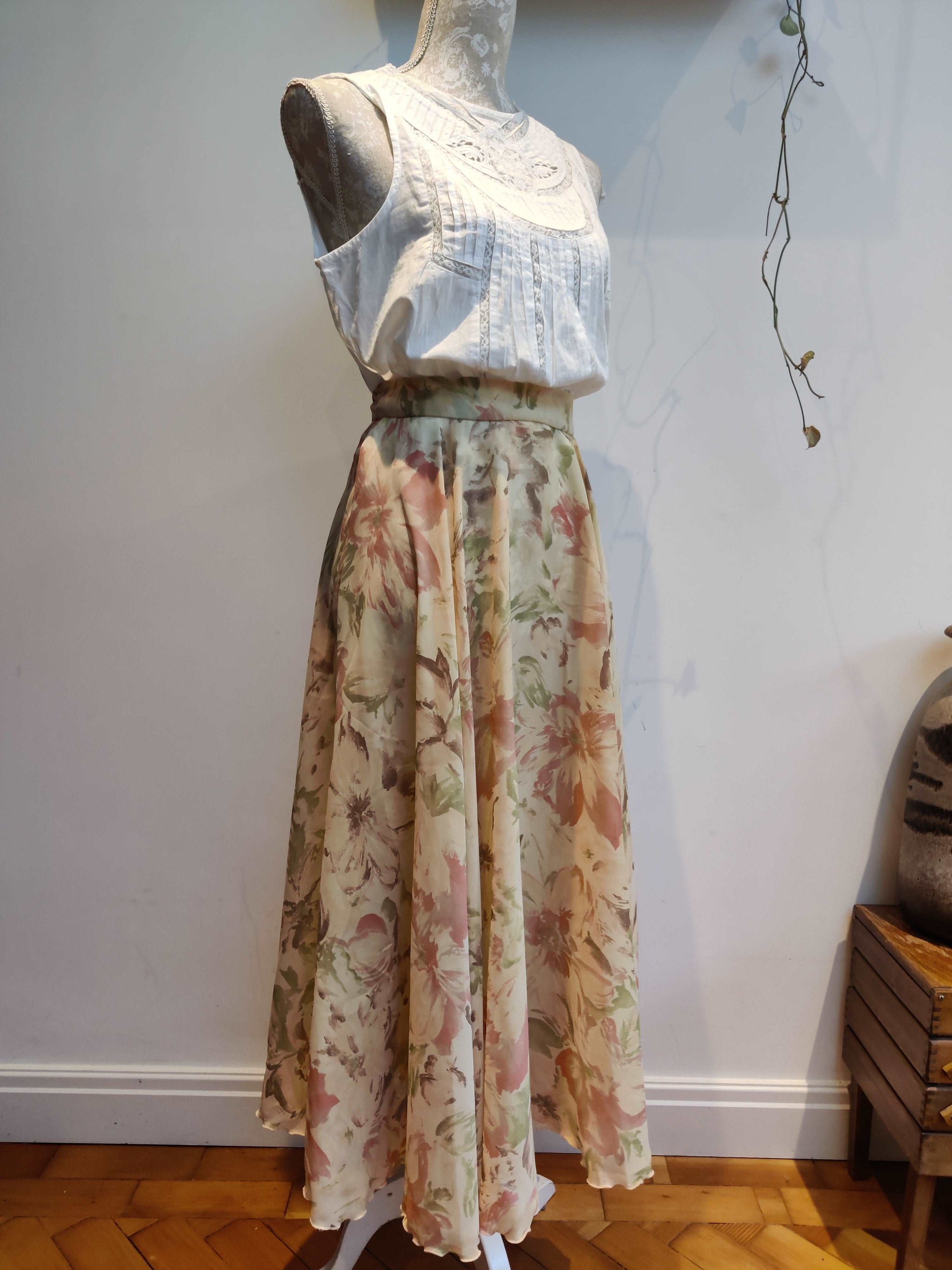 Beautiful floral vintage midi skirt. size 12-14.