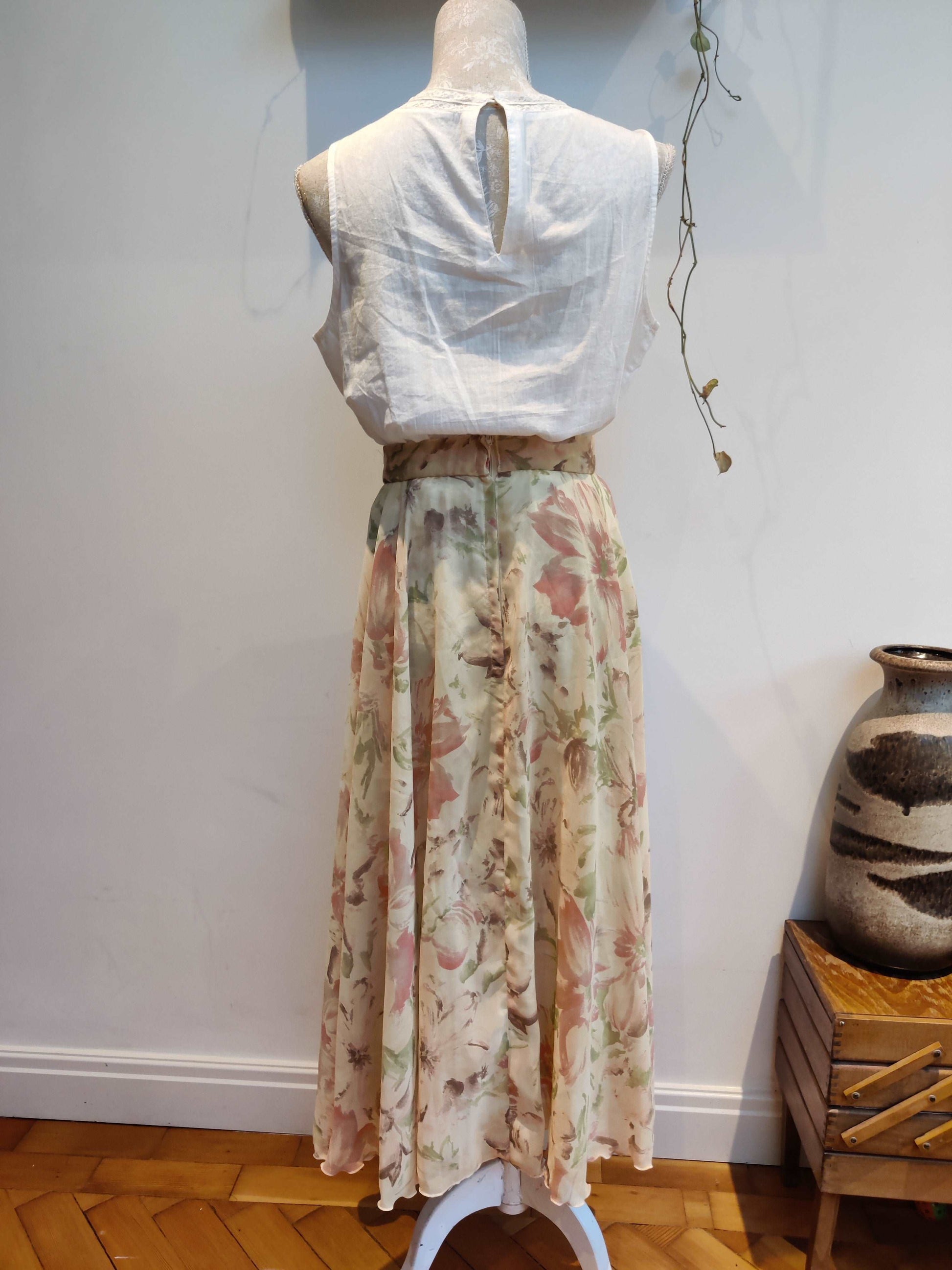 Stunning pink and cream floral skirt. perfect for weddings.