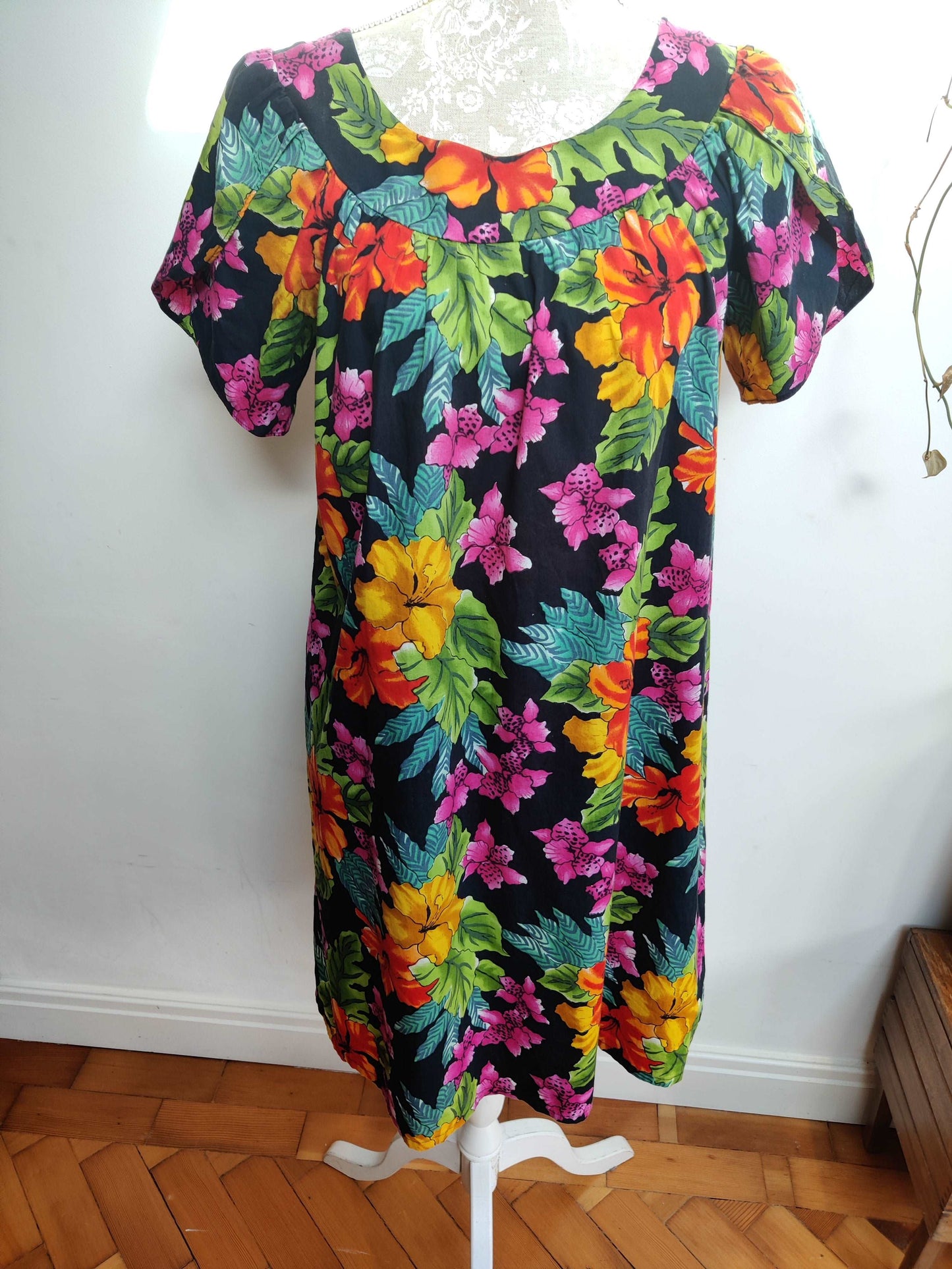 Fun vibrant hawaiian dress. size medium.