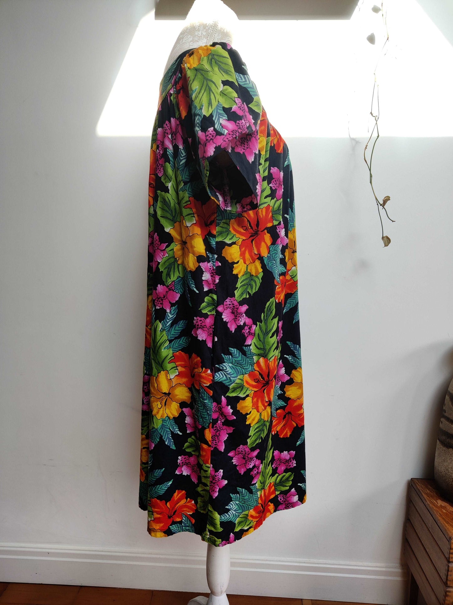 Beautiful Hawaiian dress. size Medium.