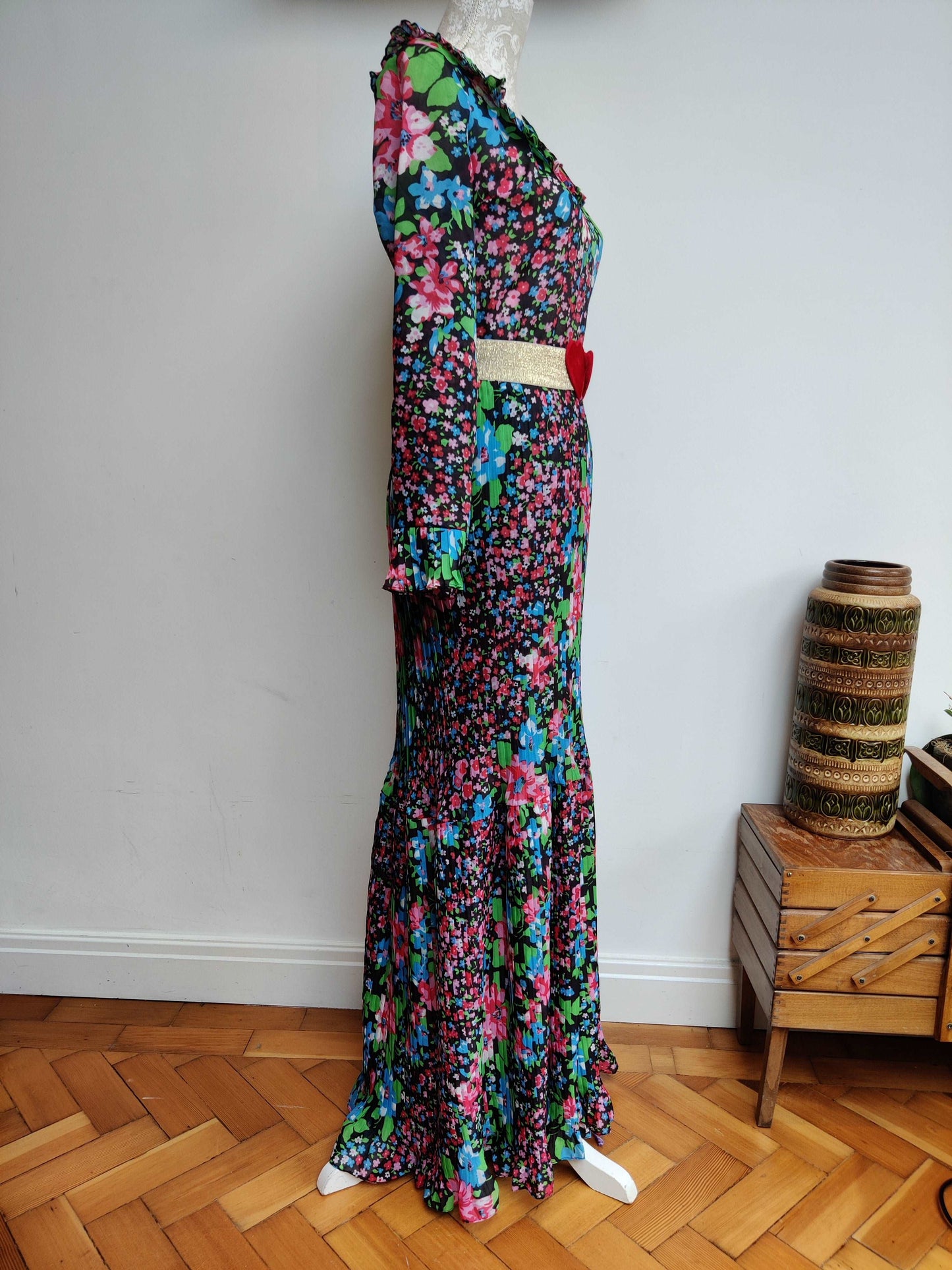 70s vintage maxi dress in black floral. Size 10/12