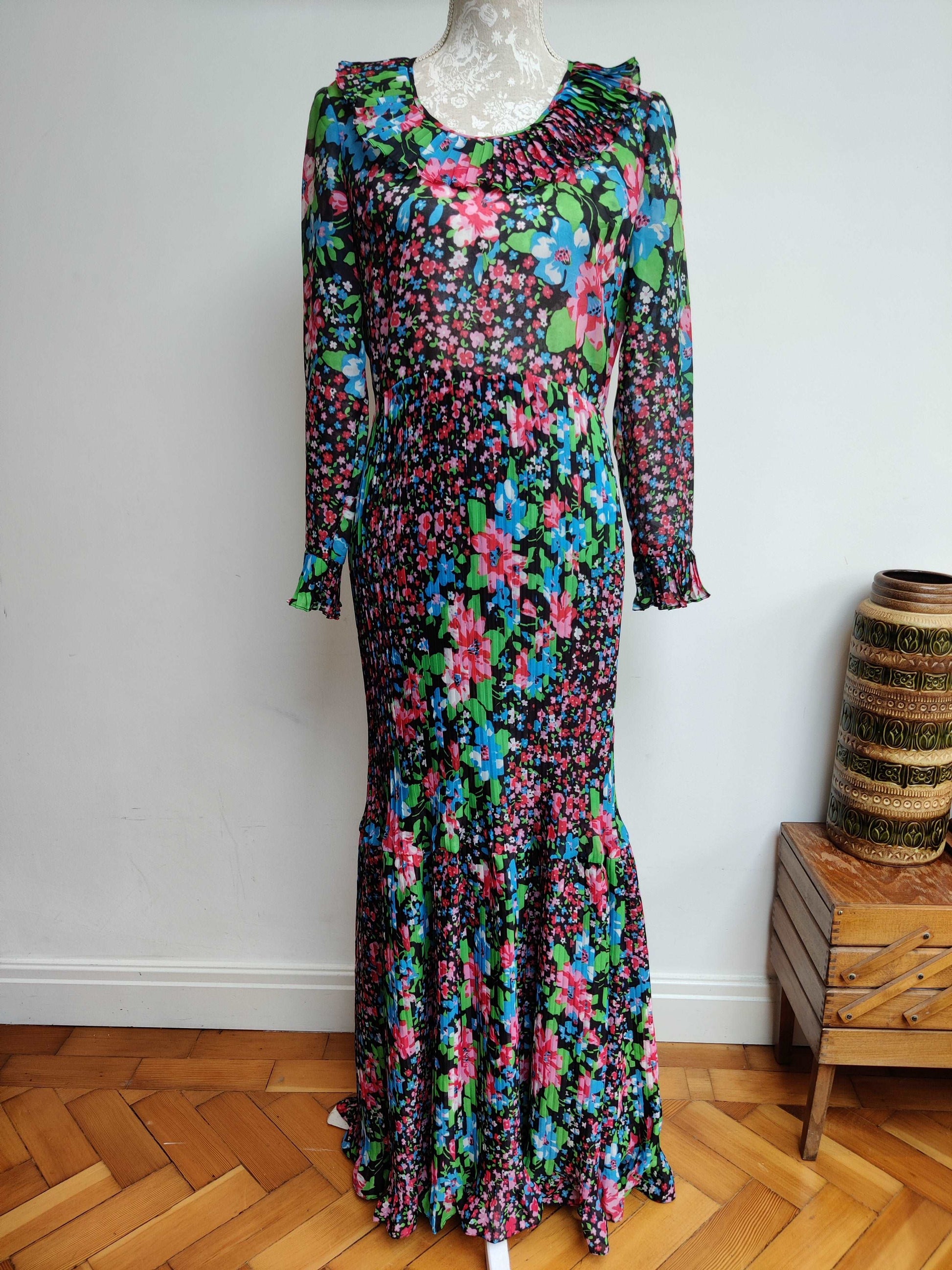 Flattering floral vintage long dress