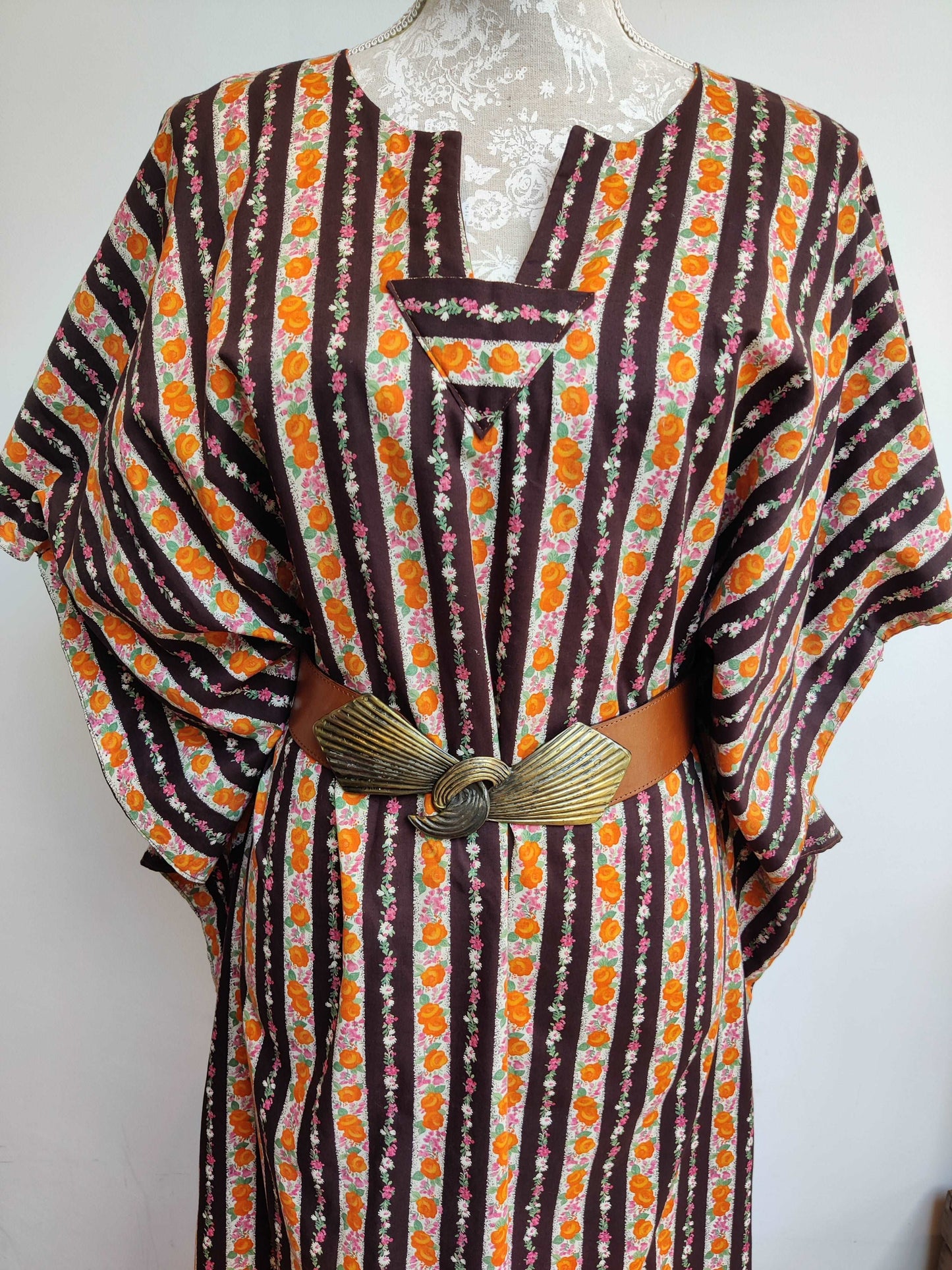 vintage kaftan dress with floral print. size 10-12