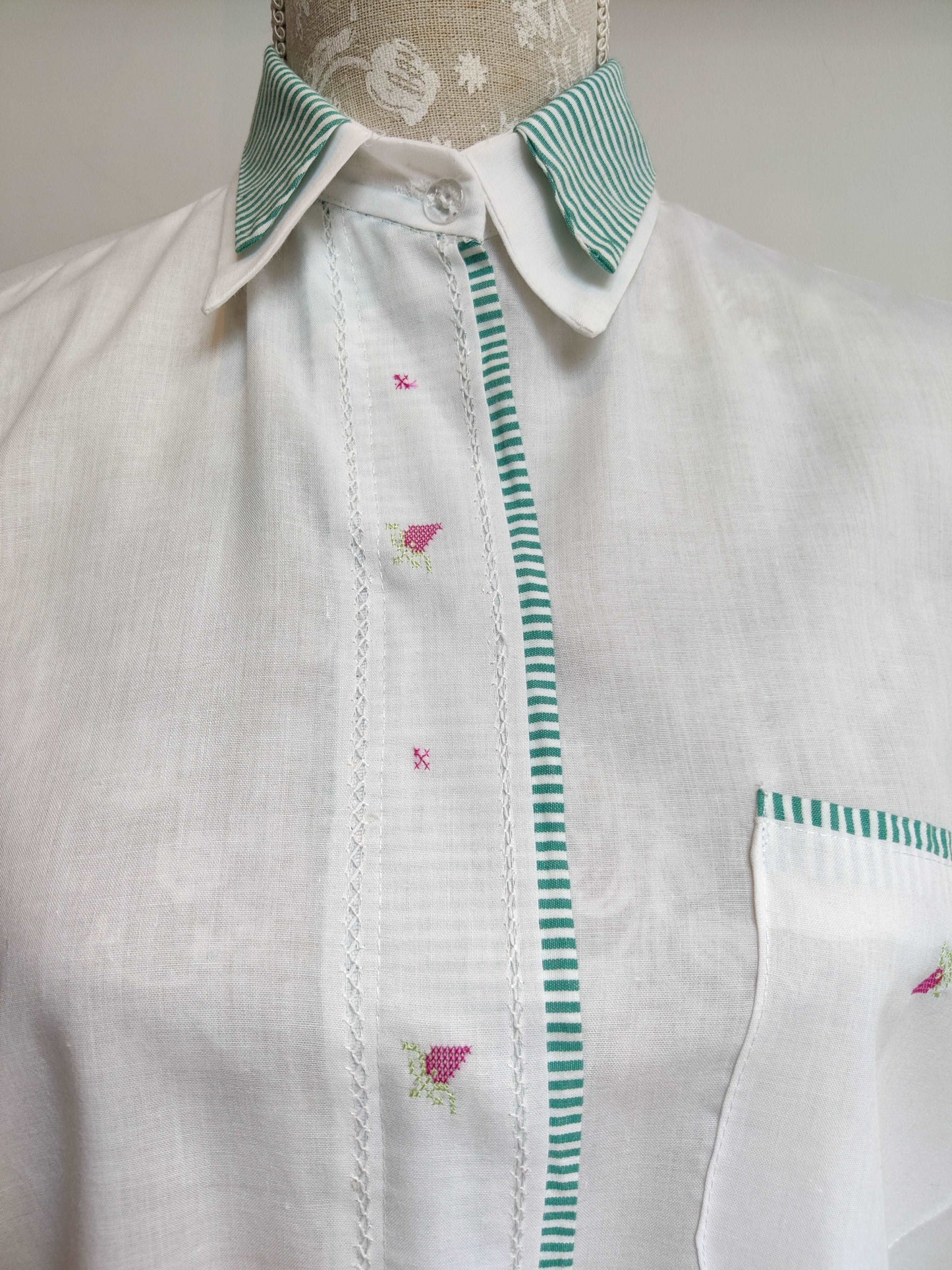 Vintage white blouse with green trim. 16