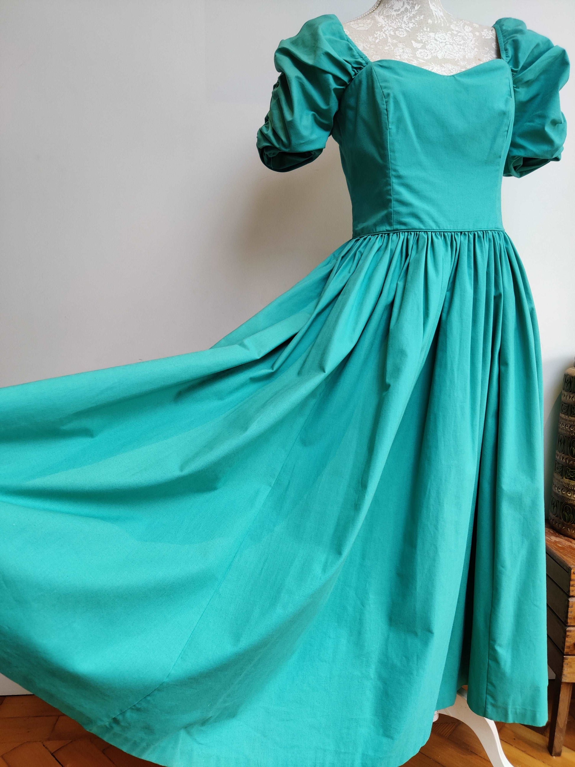 Vintage green Laura Asley prom dress with boned bodince. size 10