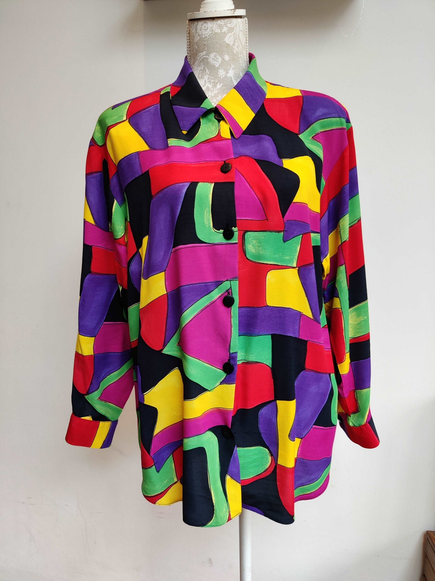1980s colourful shirt in retro print.