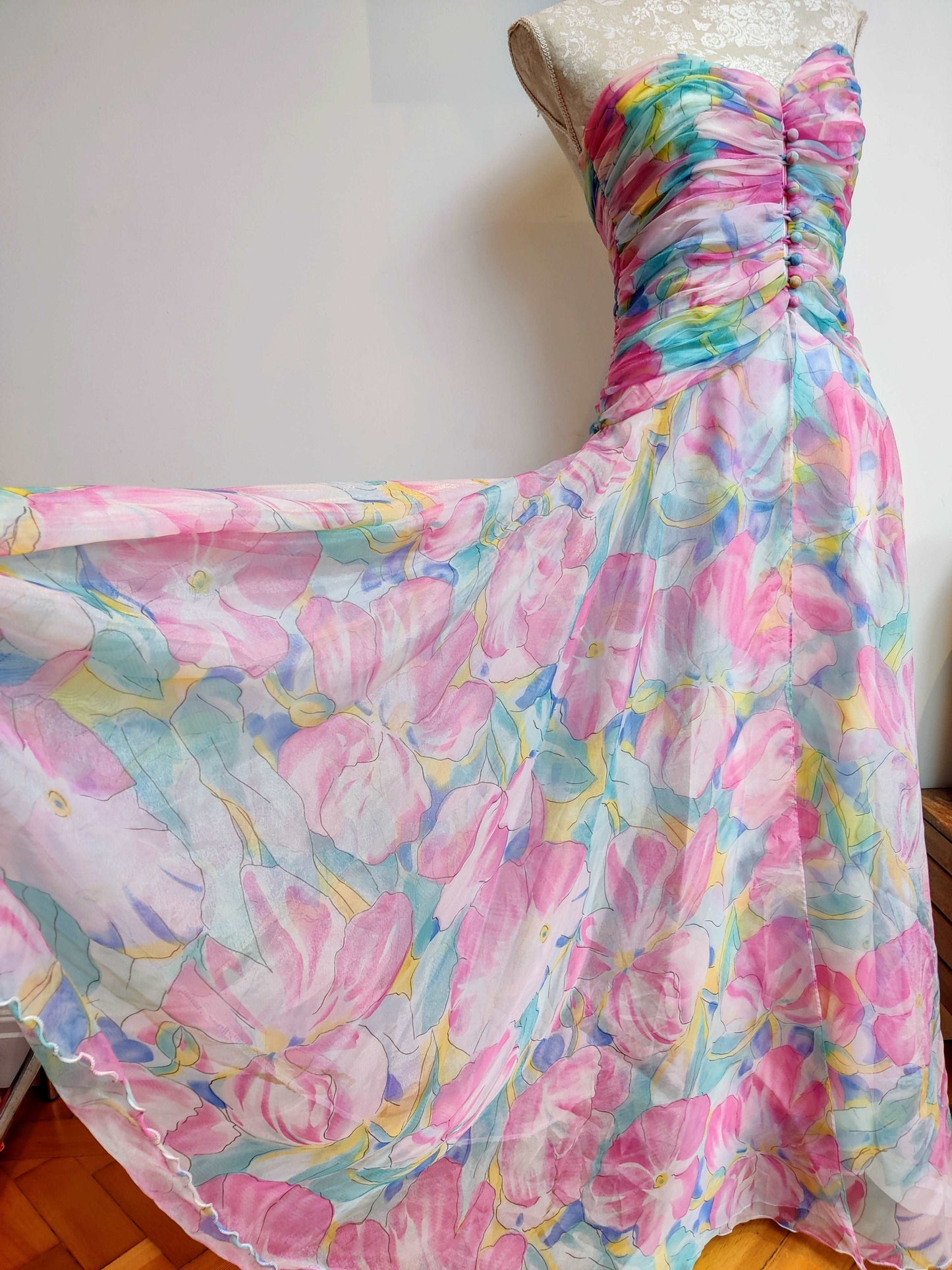 Beautiful bright floral 80s strapless gown. Size 8.