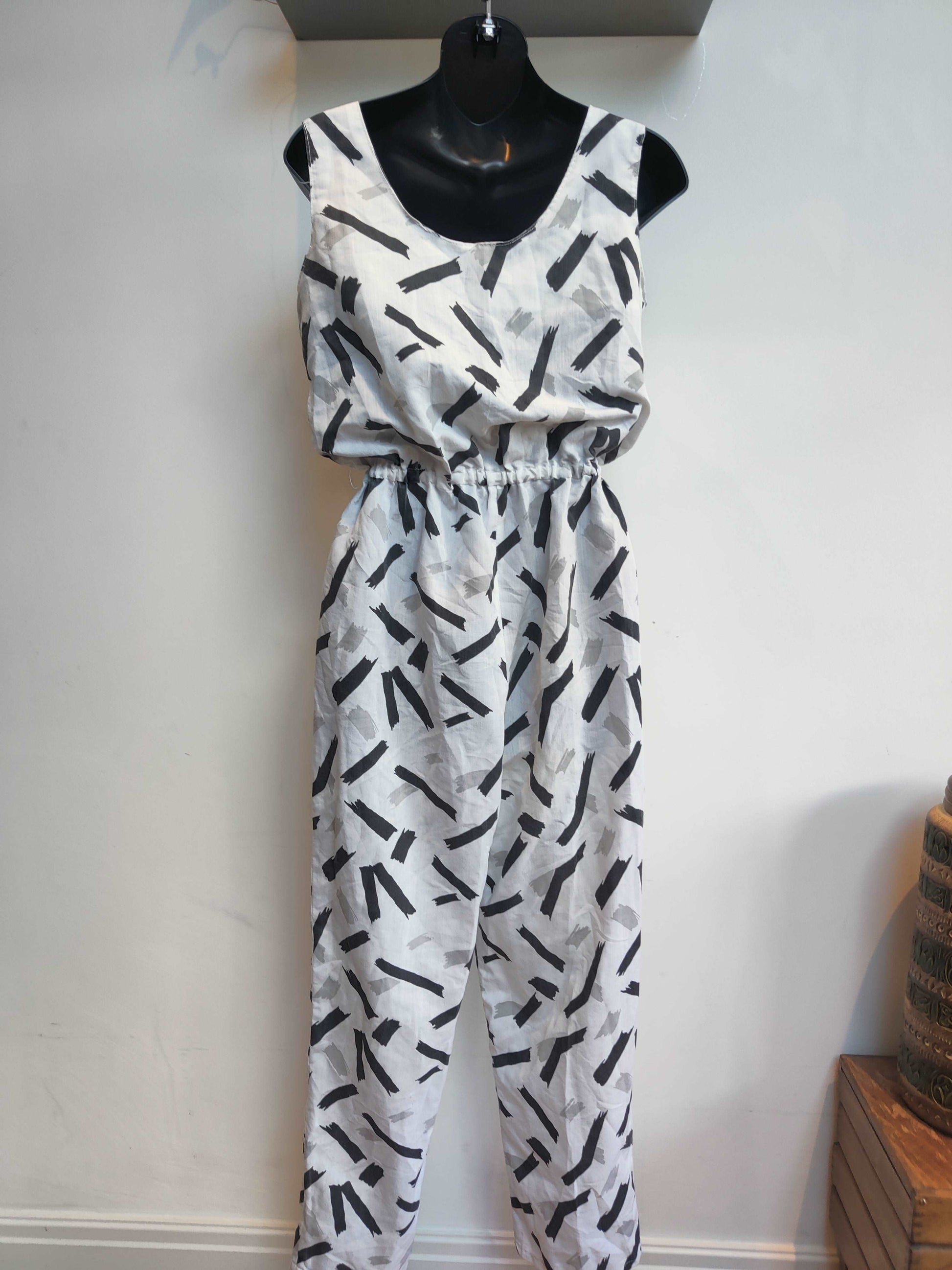 Incredible 80s jumpsuit with black and grey sprinkle print