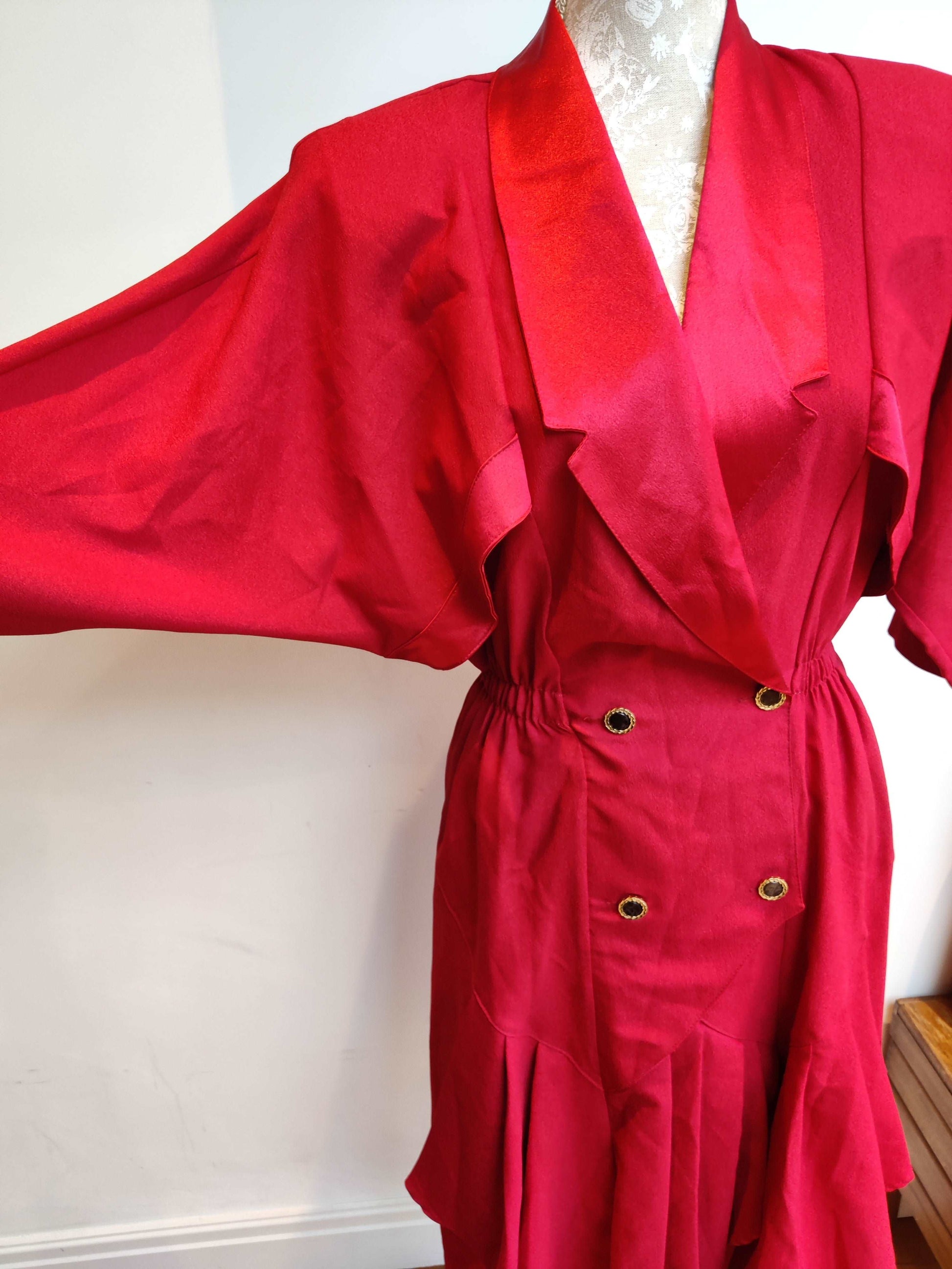 Batwing style sleeves on 80s red dress