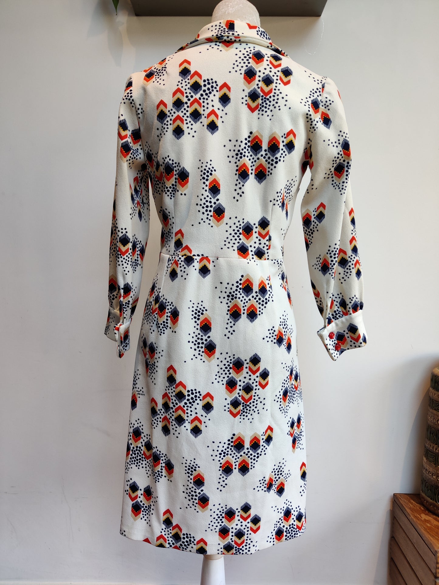 Incredible 60s midi dress with psychedelic print. Size 12.