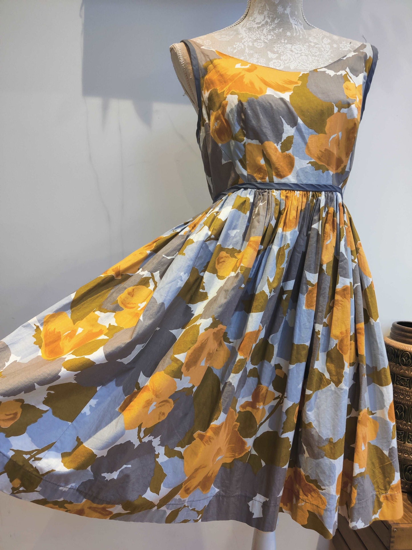 Beautiful 50s floral tea dress. size 10-12