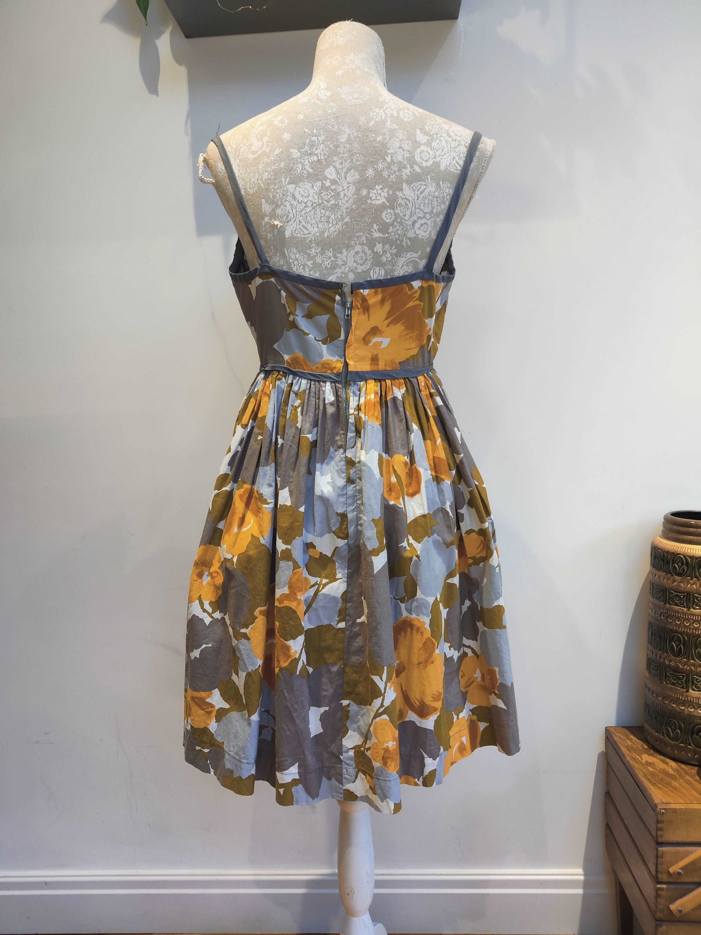 1950s midi dress with yellow and grey floral print. 10-12