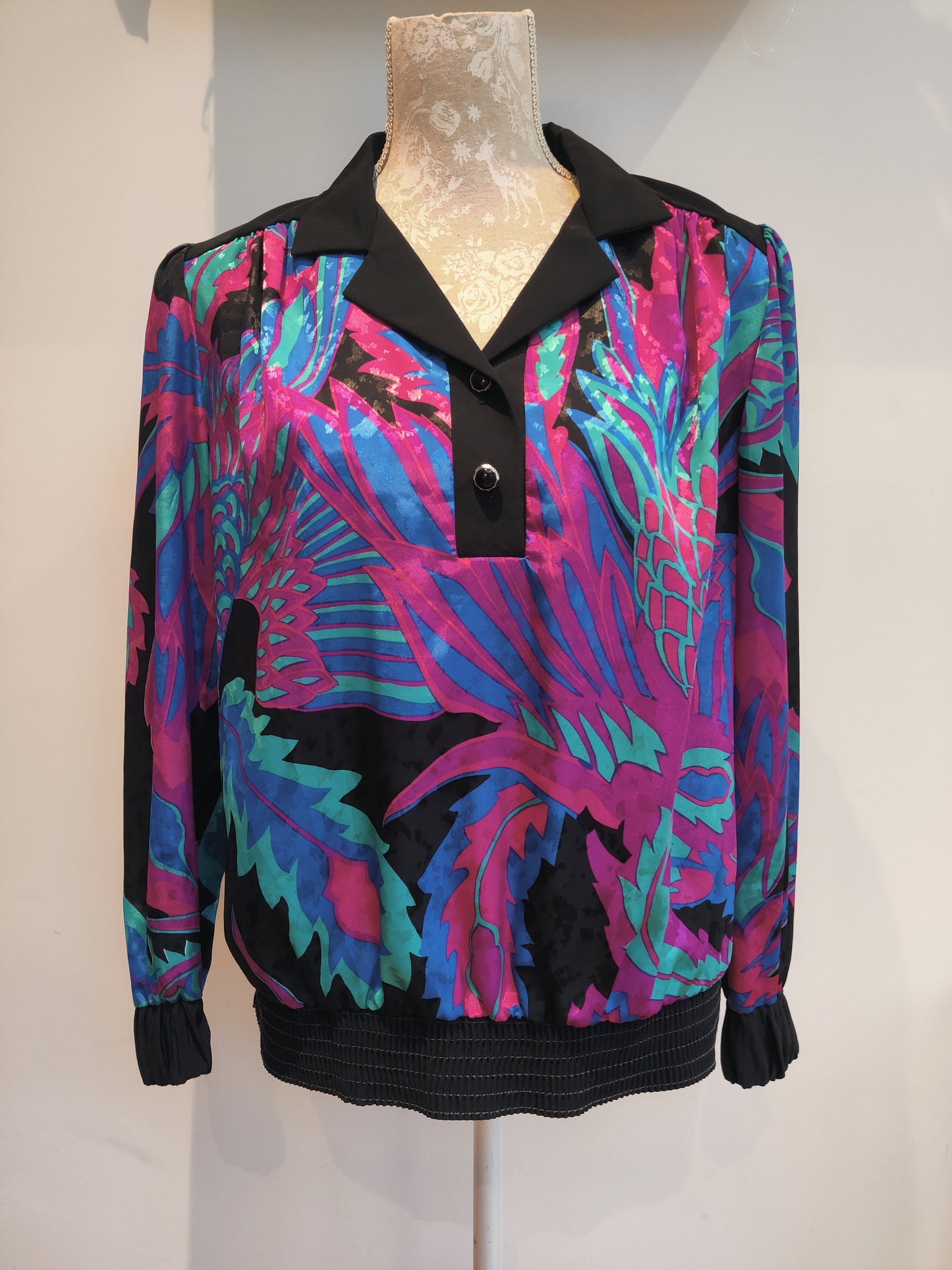 Beautiful colourful pullover shirt 80s.