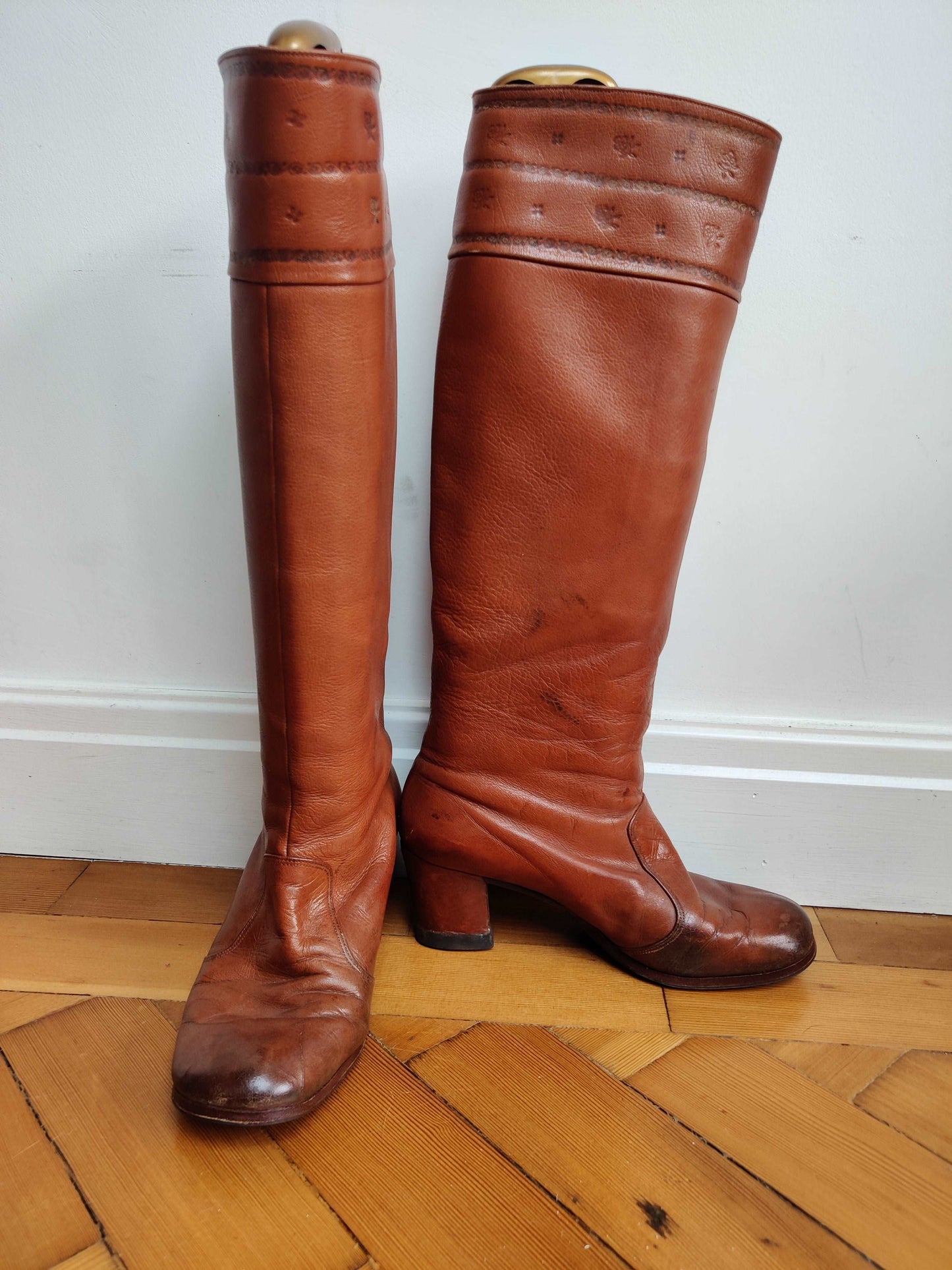 70s tan heeled knee high boots size 5.