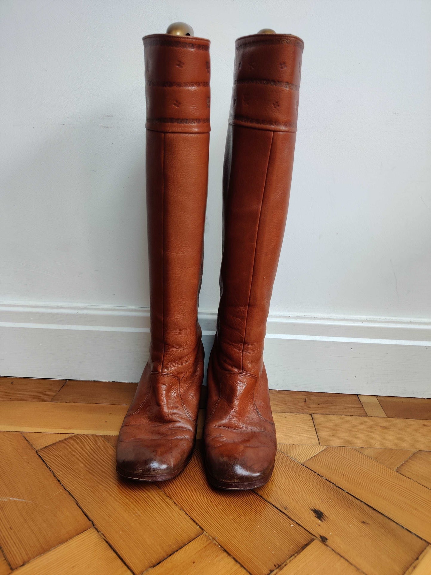 Tan 70s boots with heel.