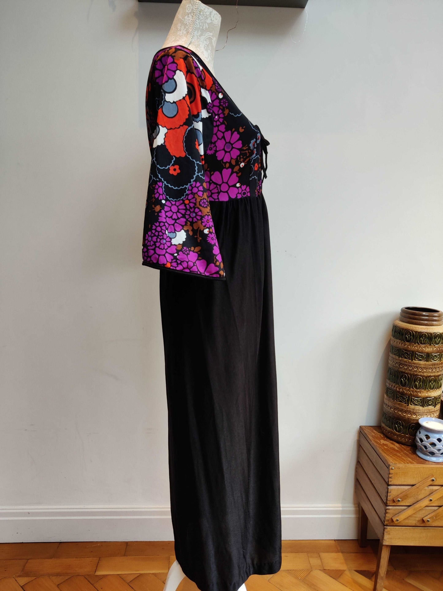 70s boho maxi dress with vibrant flower print. size 10.