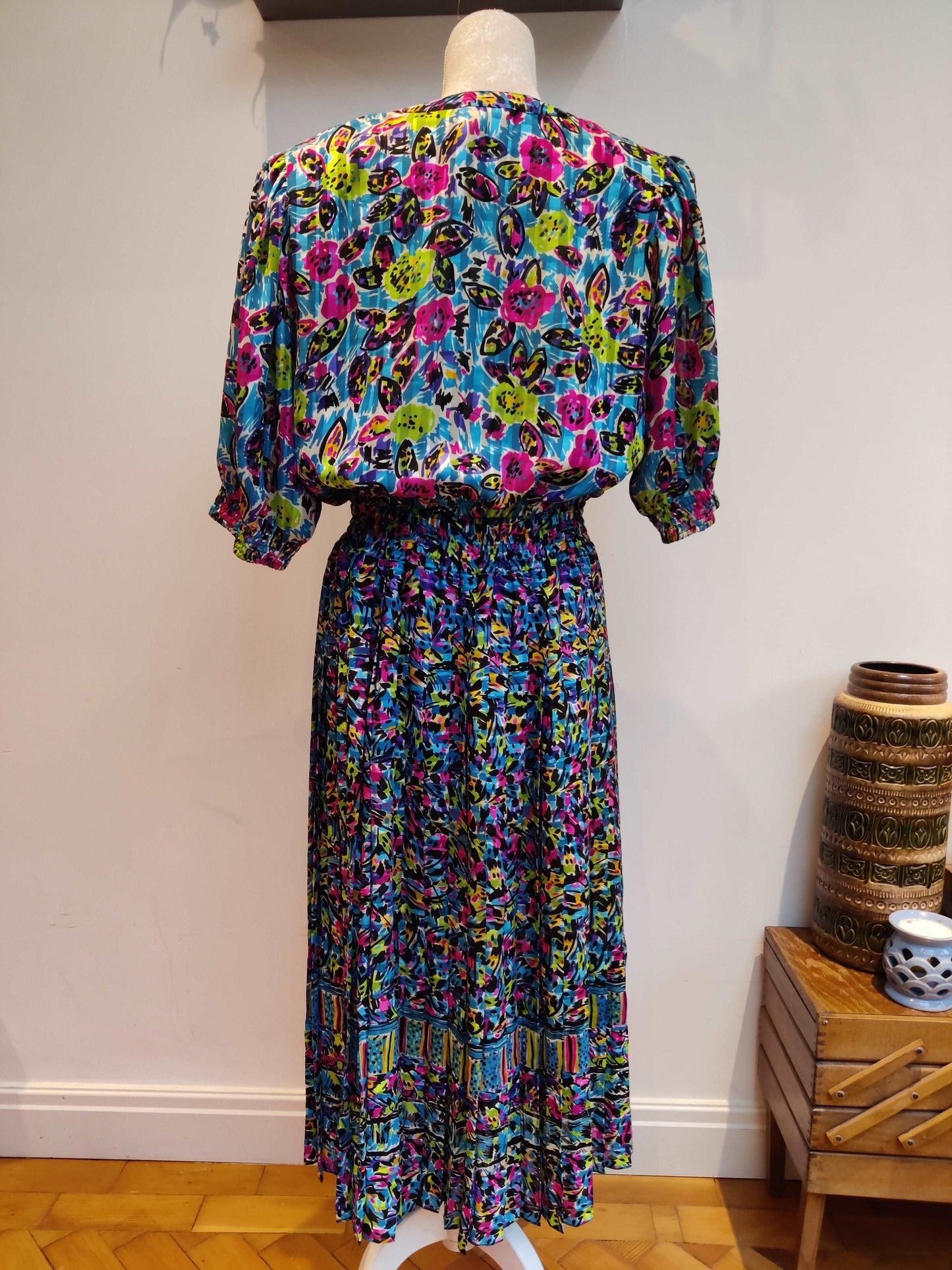 Flattering 80s print Kanga collection dress